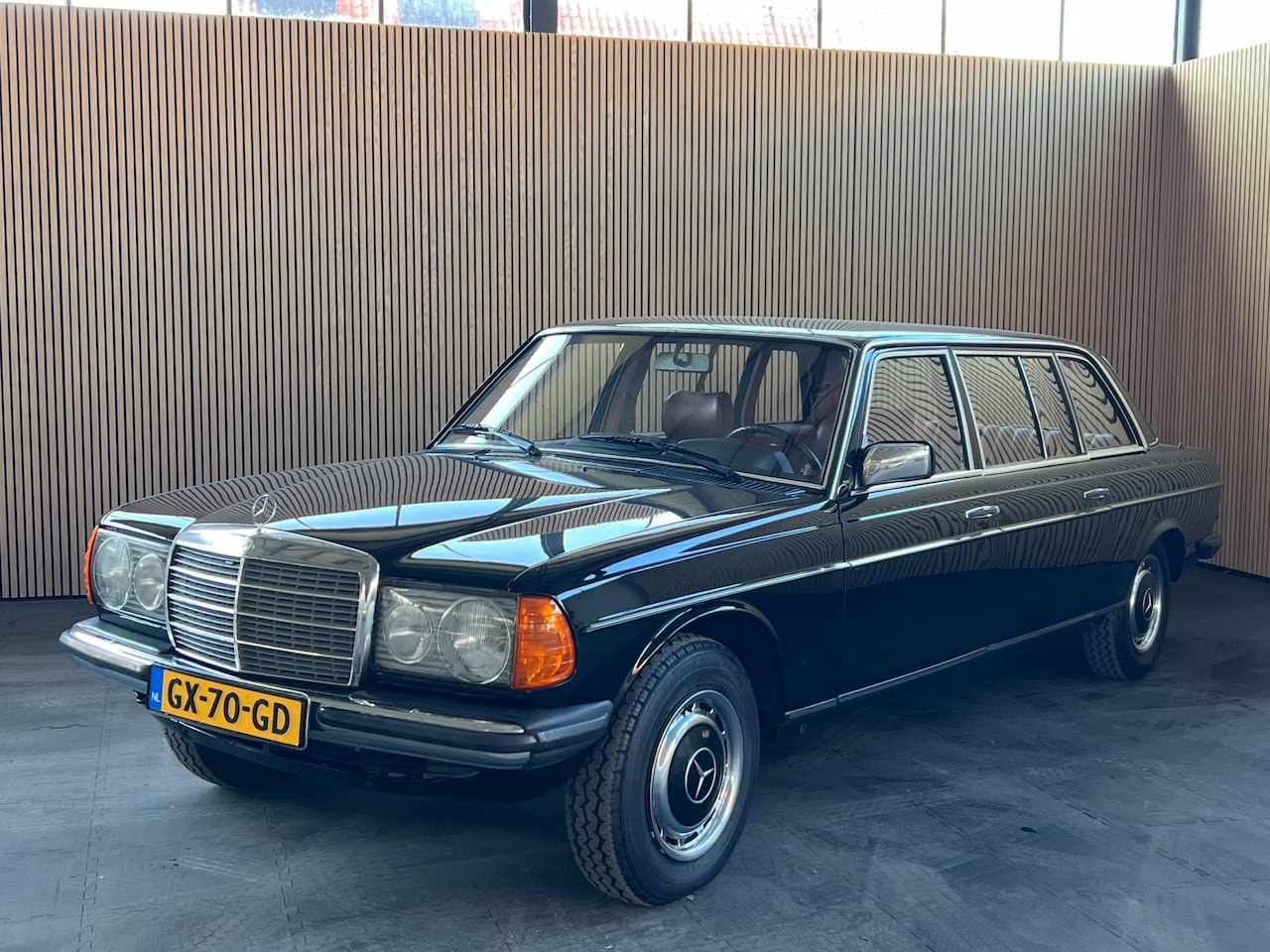 Mercedes-Benz Pullman - 240DL W123 (long 8p) 15''inch velgen - AutoWereld.nl