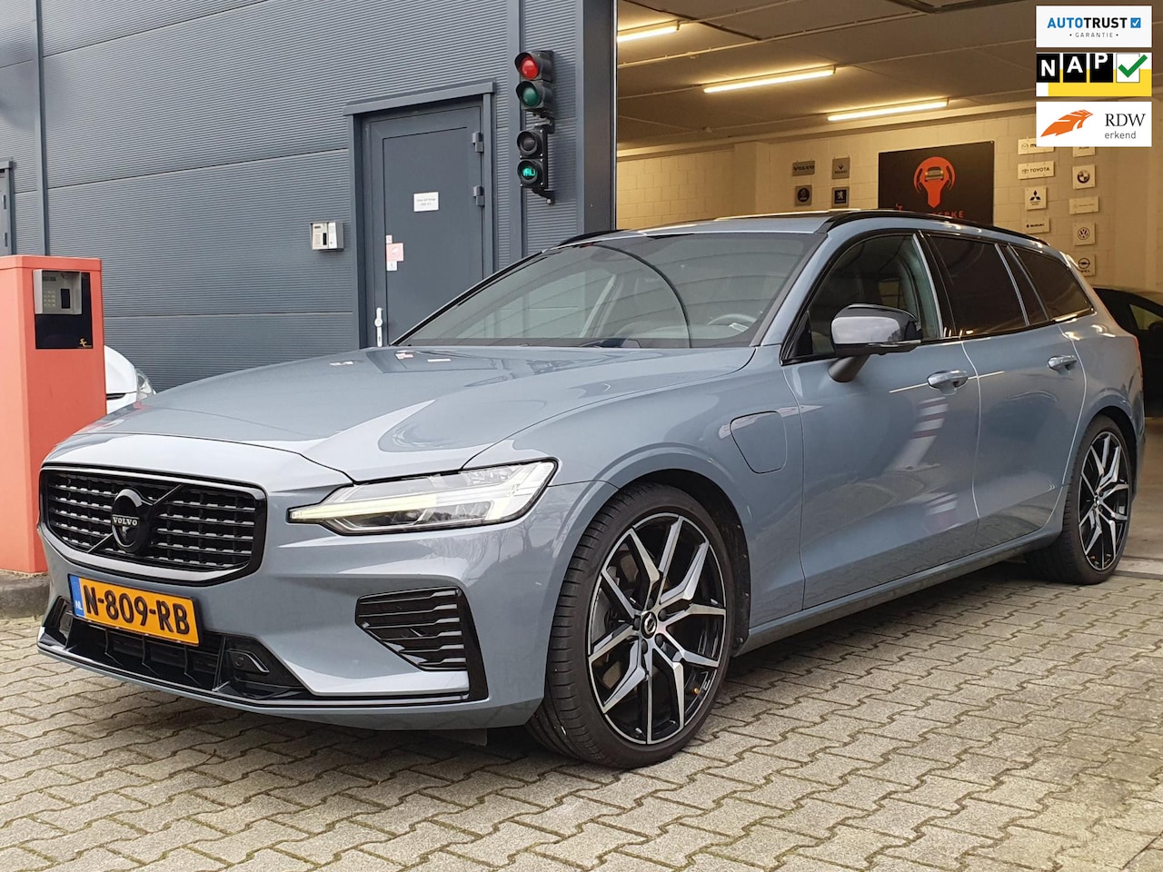 Volvo V60 - 2.0 T8 Recharge AWD R-Design - 1 JR GARANTIE / EXTRA SET / TREKHAAK / PANO / 360CAM / H-K - AutoWereld.nl