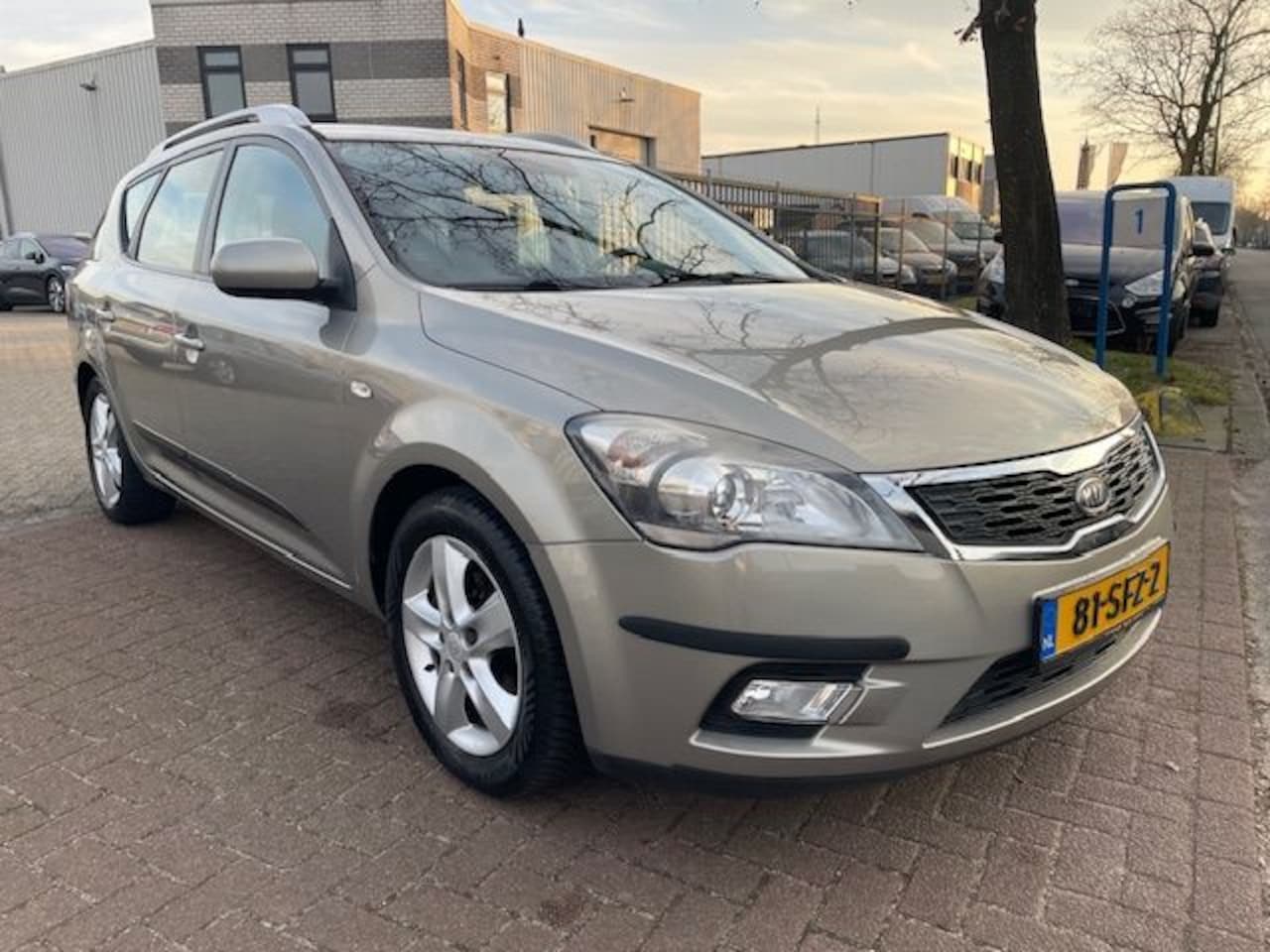 Kia Cee'd Sporty Wagon - 1.4 CVVT Navigator Plus Pack Airco,Cruisecontrol,Navigatie,Camera - AutoWereld.nl