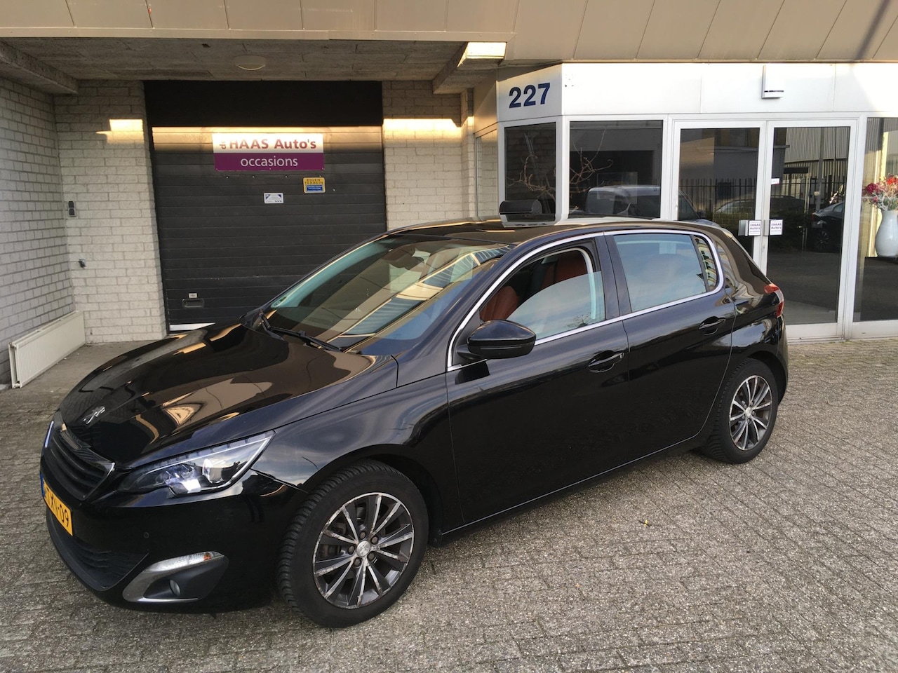 Peugeot 308 - 1.6 BlueHDi Blue Lease Premium / LED / LEDER / PANODAK / NAVI / ALU VELGEN - AutoWereld.nl