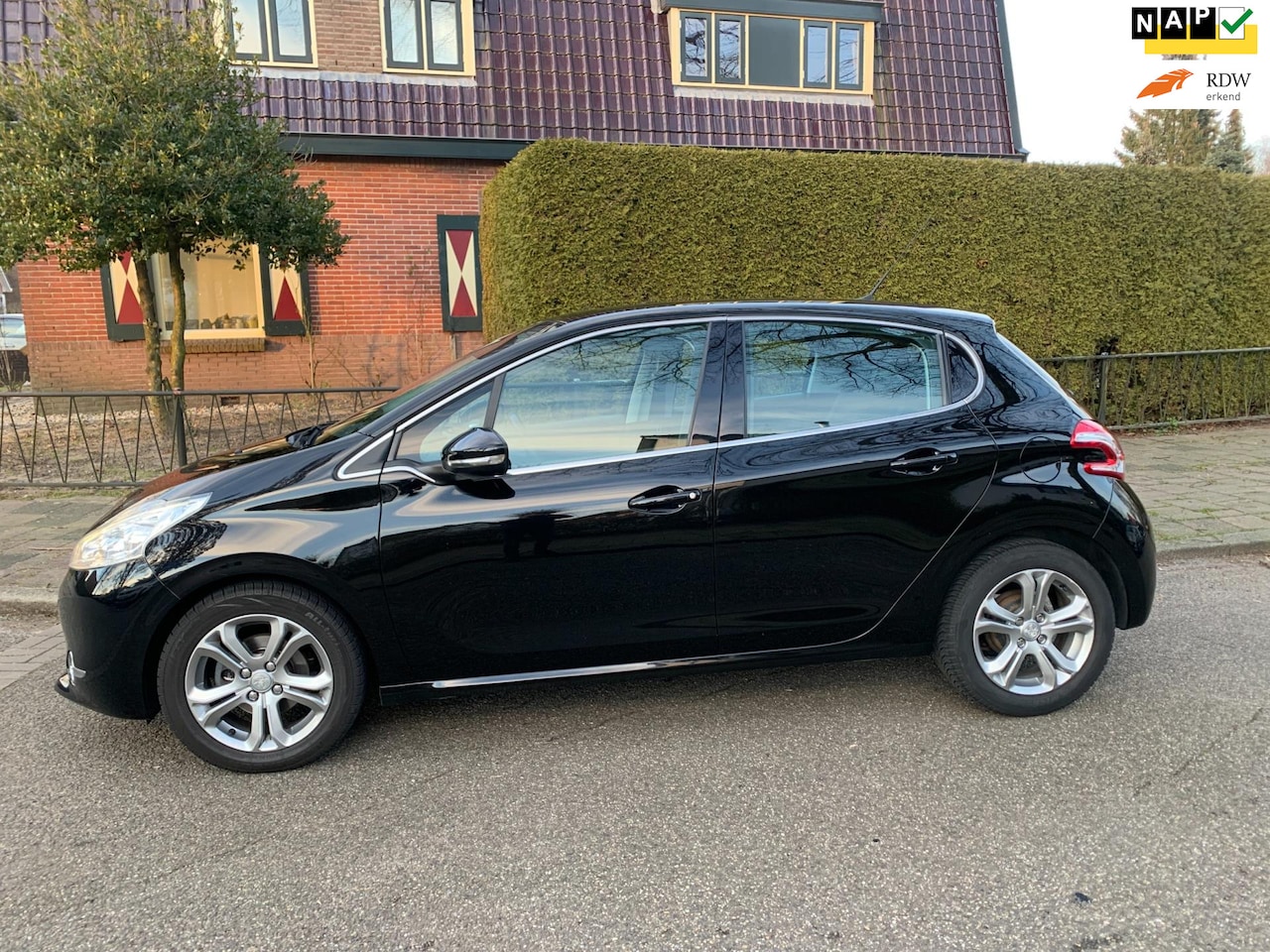 Peugeot 208 - 1.2 PureTech Allure cruise navigatie lm velgen clima - AutoWereld.nl