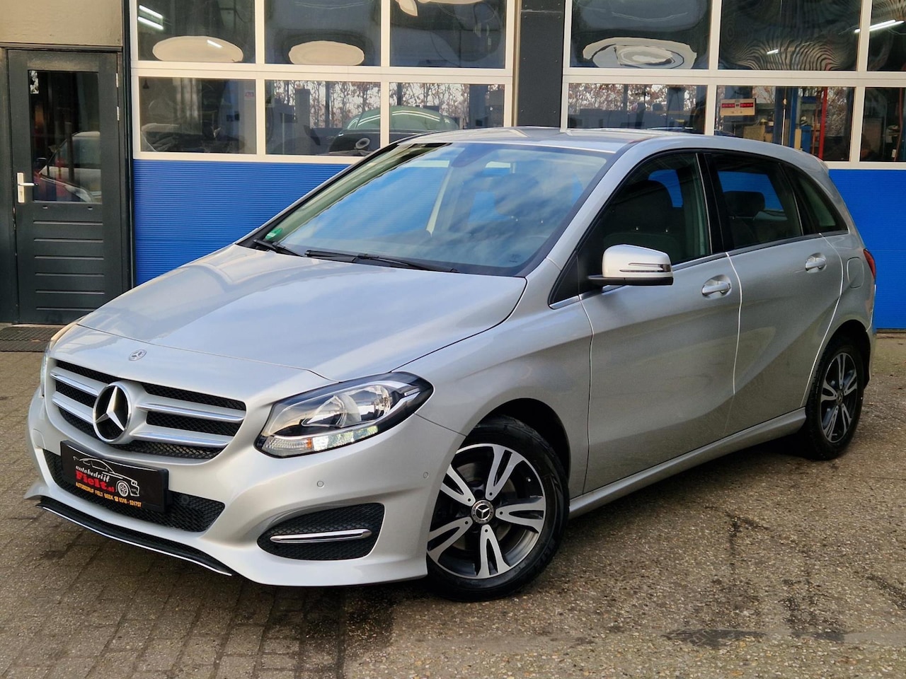 Mercedes-Benz B-klasse - 180 / Wegklapbare trekhaak / Cruise control / Navigatie / Parkeersensoren / Stoelverwarmin - AutoWereld.nl