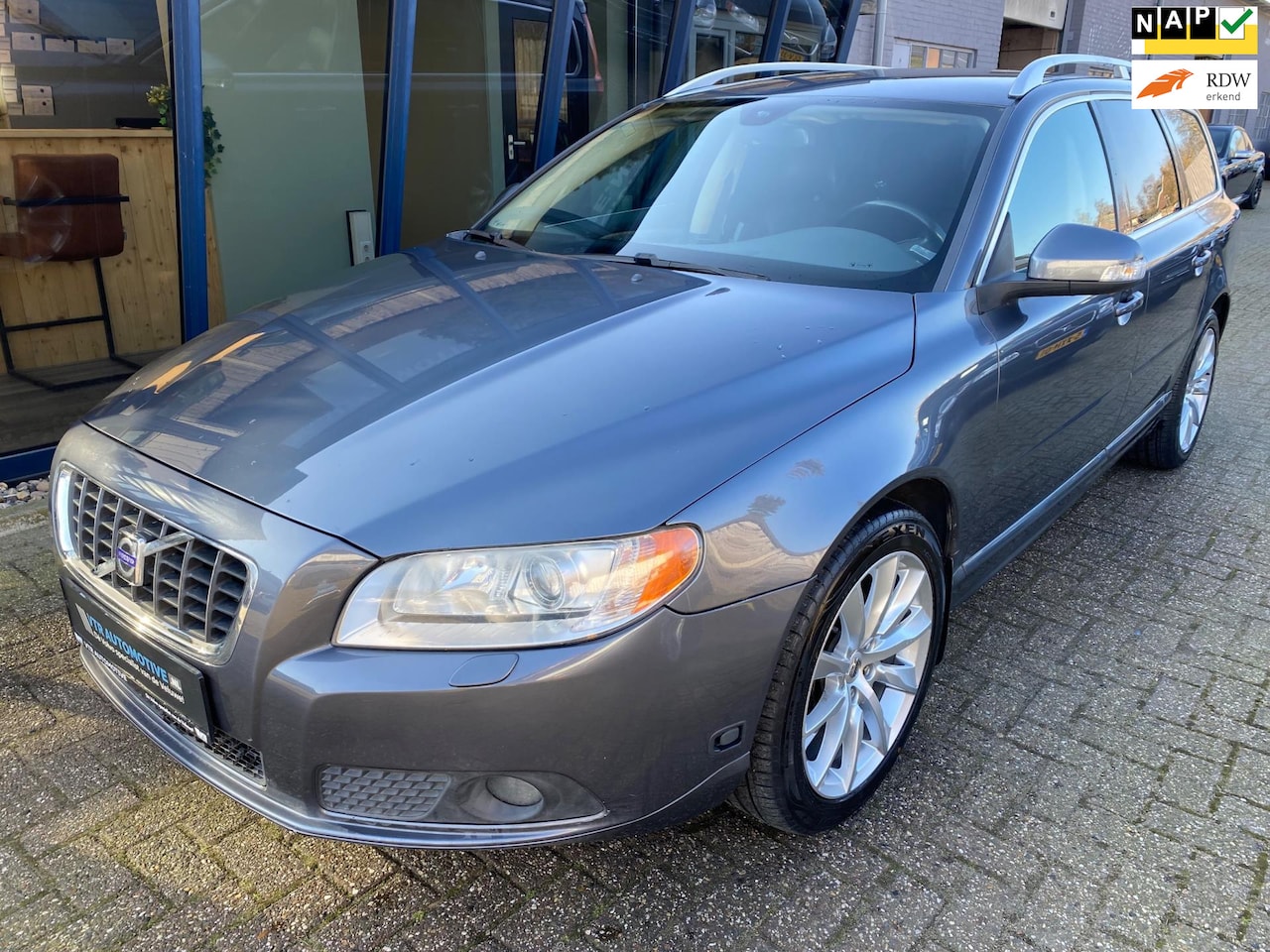 Volvo V70 - 2.5T Summum Automaat 200PK LEER / XENON / TREKHAAK - AutoWereld.nl