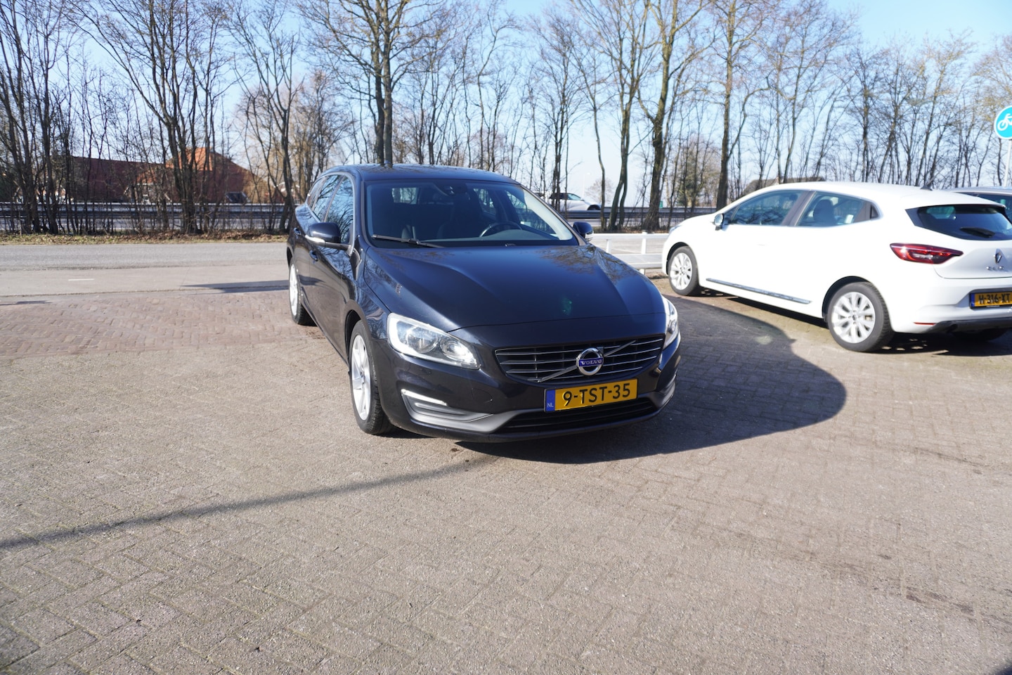 Volvo V60 - 1.6 T3 Momentum AUTOMAAT TREKHAAK CLIMA NAVI HALF LEER - AutoWereld.nl