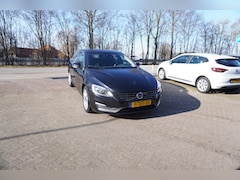 Volvo V60 - 1.6 T3 Momentum AUTOMAAT TREKHAAK CLIMA NAVI HALF LEER