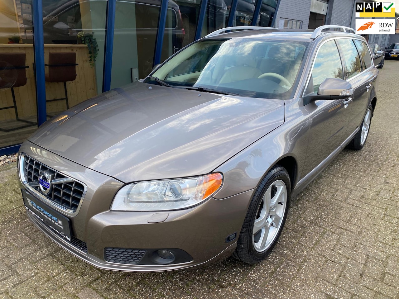 Volvo V70 - 2.5FT Summum Automaat 230PK LEER / XENON / TREKHAAK - AutoWereld.nl