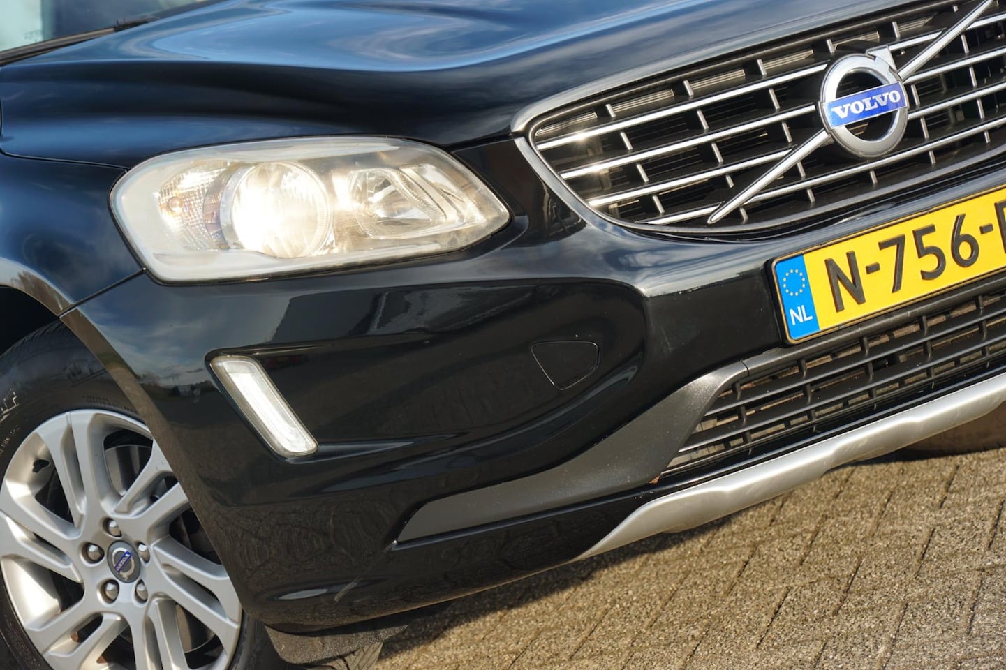 Volvo XC60 - 2.0 T5 FWD Summum AUT | Black Sapphire Metallic | Camera/Stoelverwarming/Memory/NAV/Trekha - AutoWereld.nl