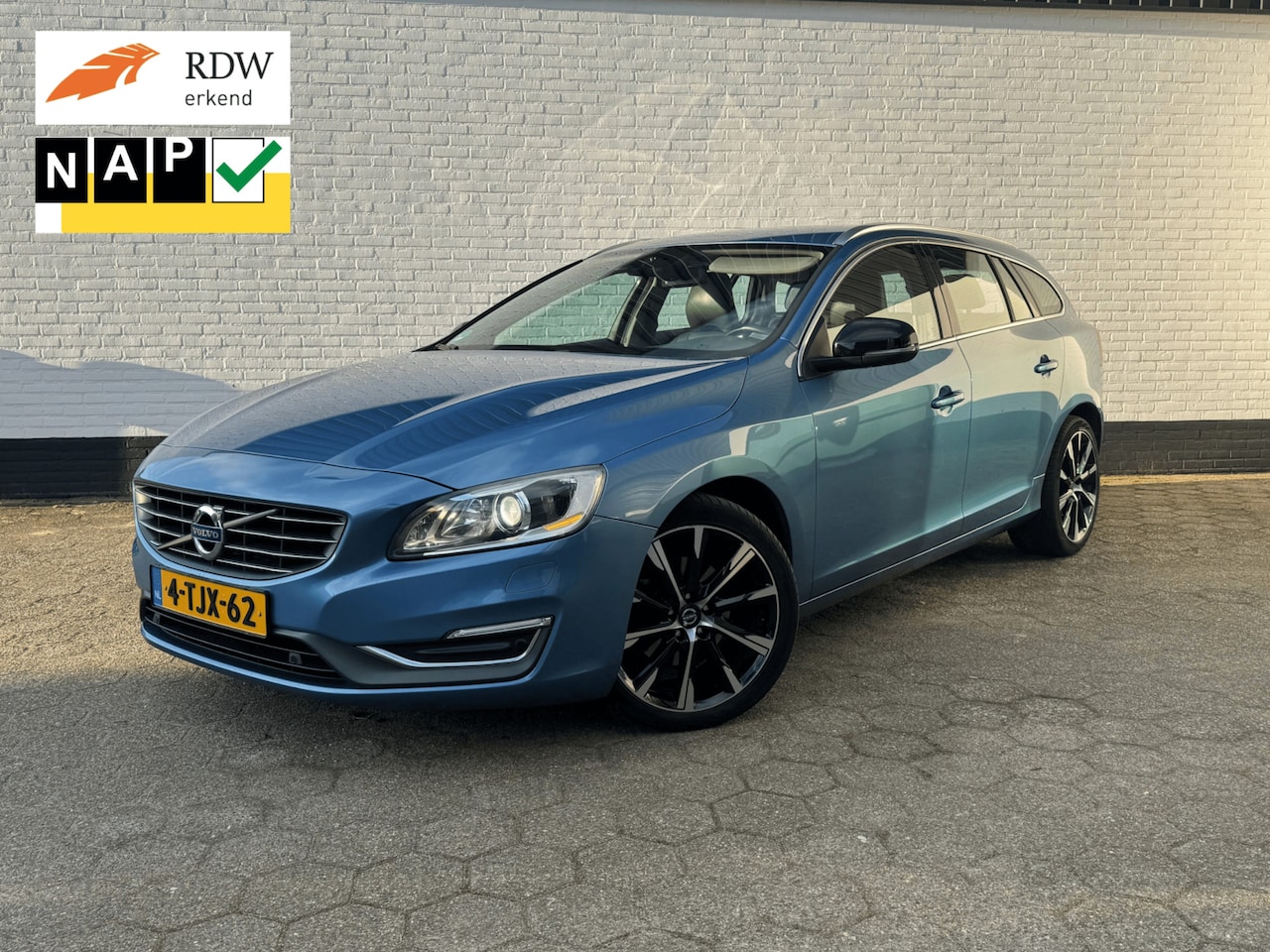 Volvo V60 - D4 Summum AUTOMAAT l TREKHAAK l LEDER l POLESTAR! - AutoWereld.nl