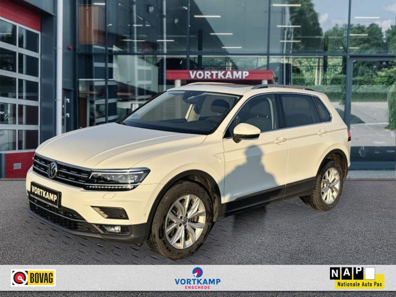 Volkswagen Tiguan - 2.0 TDI DSG 4MOTION HIGHLINE PANO-DAK/TREKHAAK/CAMERA/NAVI/ACC - AutoWereld.nl