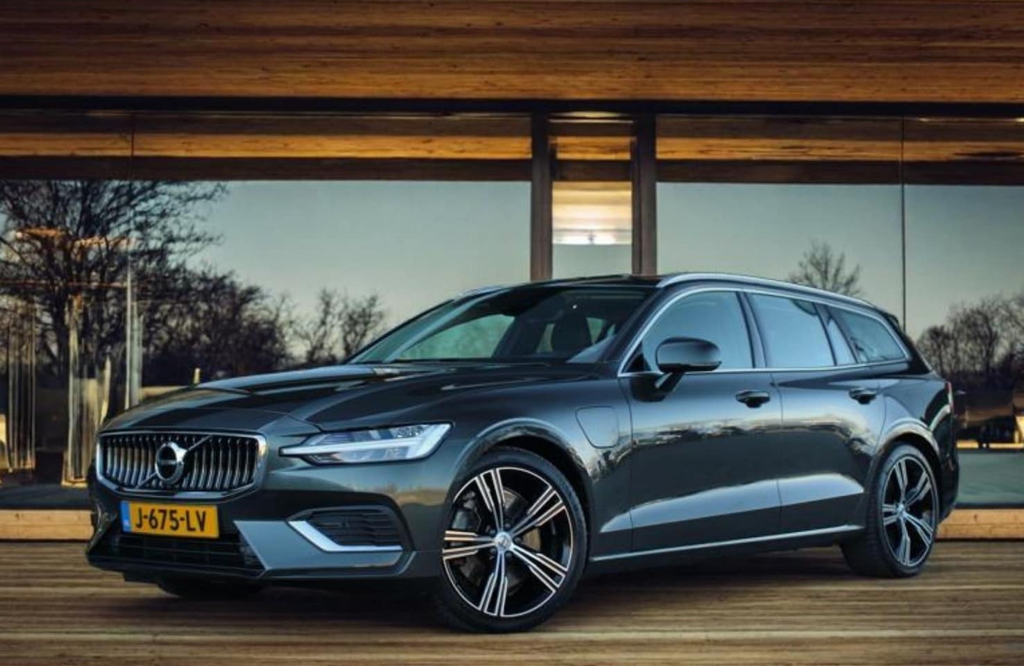 Volvo V60 - T6 Recharge AWD Inscription | Adaptive Cruise | Harman/Kardon | Panoramadak | Camera | Tre - AutoWereld.nl