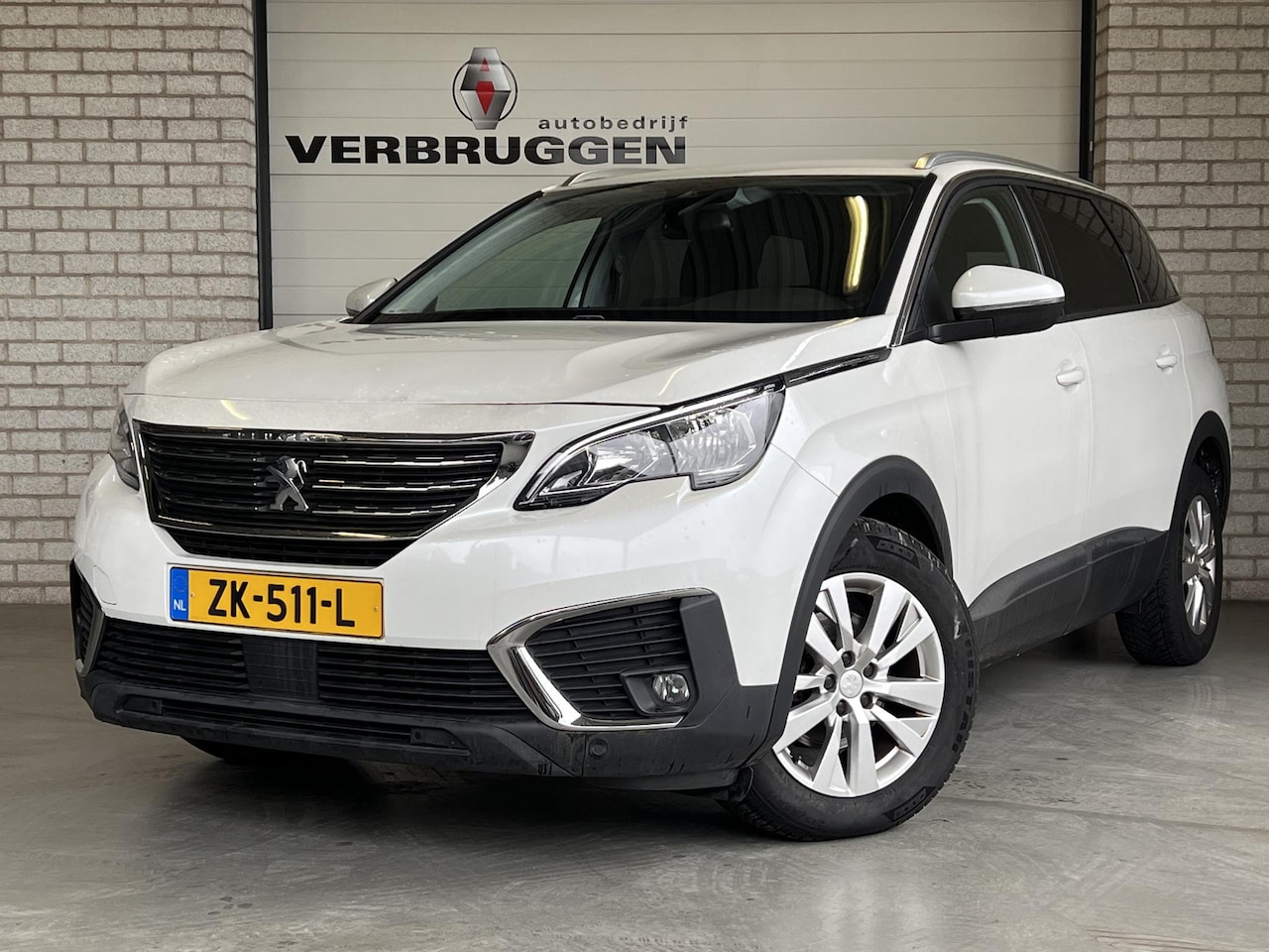 Peugeot 5008 - 1.2 PureTech Blue Lease Executive | 17"LMV | Camera | Navi | Bluetooth | All-season | All- - AutoWereld.nl