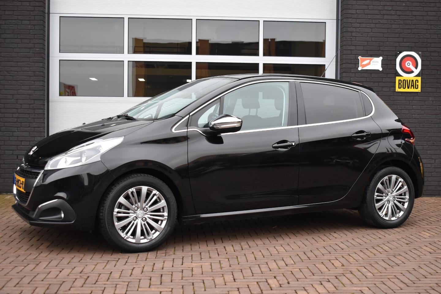 Peugeot 208 - 1.2 Puretech 110PK Allure | Navi | Carplay | PDC | Incl. Garantie - AutoWereld.nl