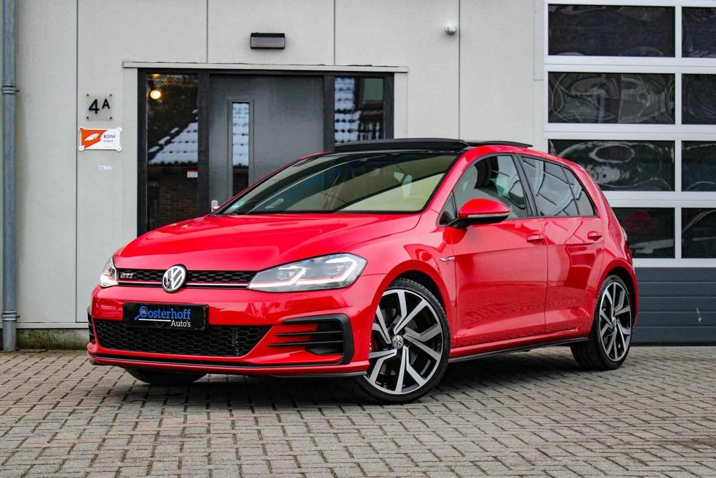 Volkswagen Golf - 2.0 TSI GTI Performance PANO | LED - AutoWereld.nl