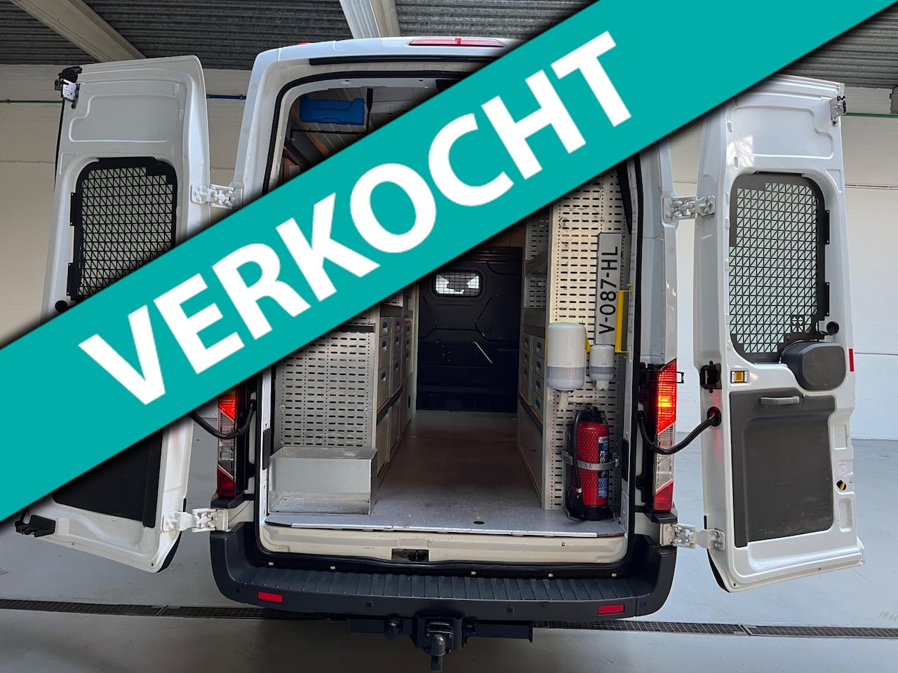 Ford Transit - 350 SERVICEWAGEN 2.0 TDCI 130PK EURO6 L3H3 3PERSOONS SORTIMO INRICHTING AIRCO TREKHAAK RIJ - AutoWereld.nl