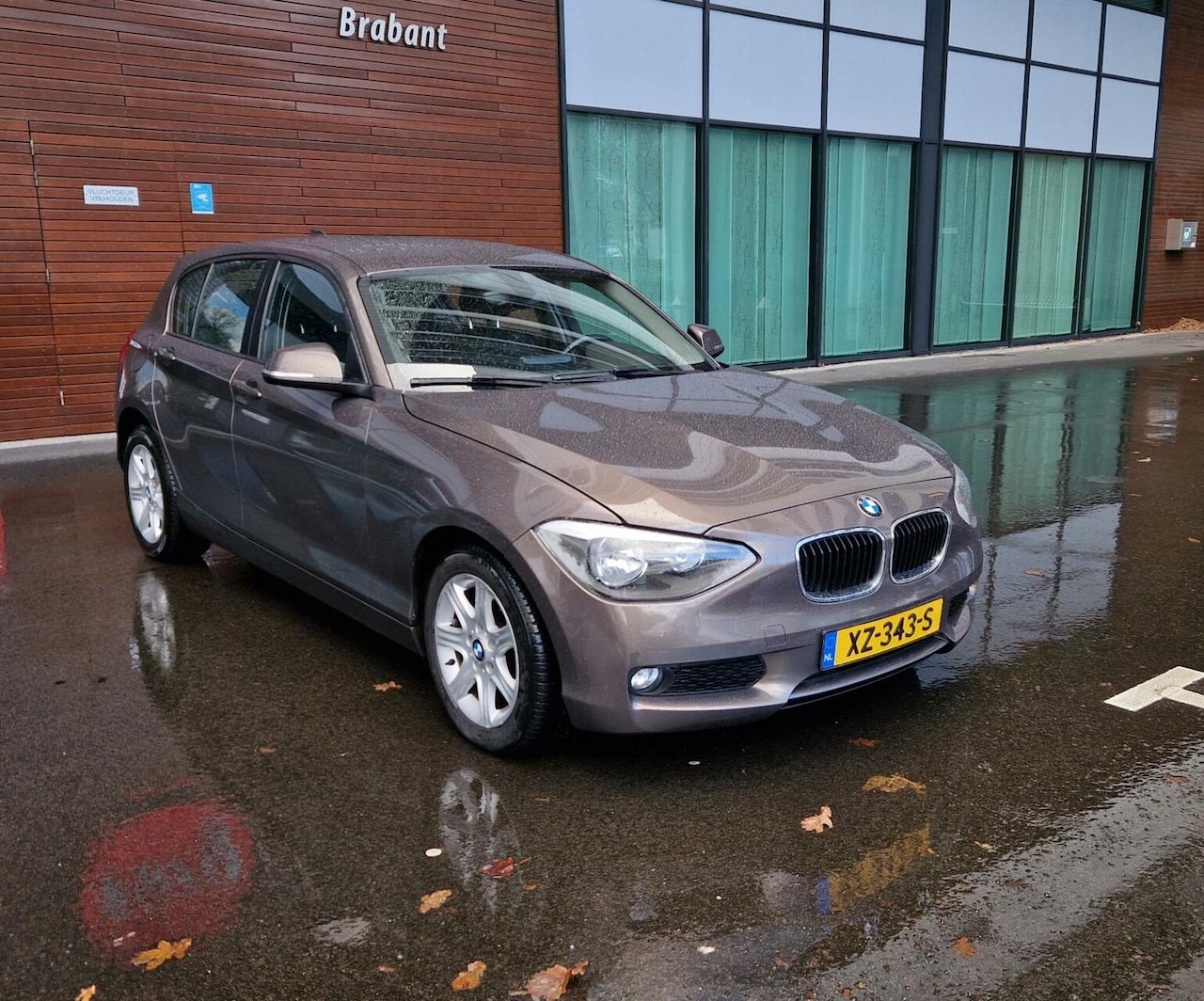 BMW 1-serie - 116i 5Drs 2013 Bruin Airco/Navi/PDC/LM/APK2025 - AutoWereld.nl