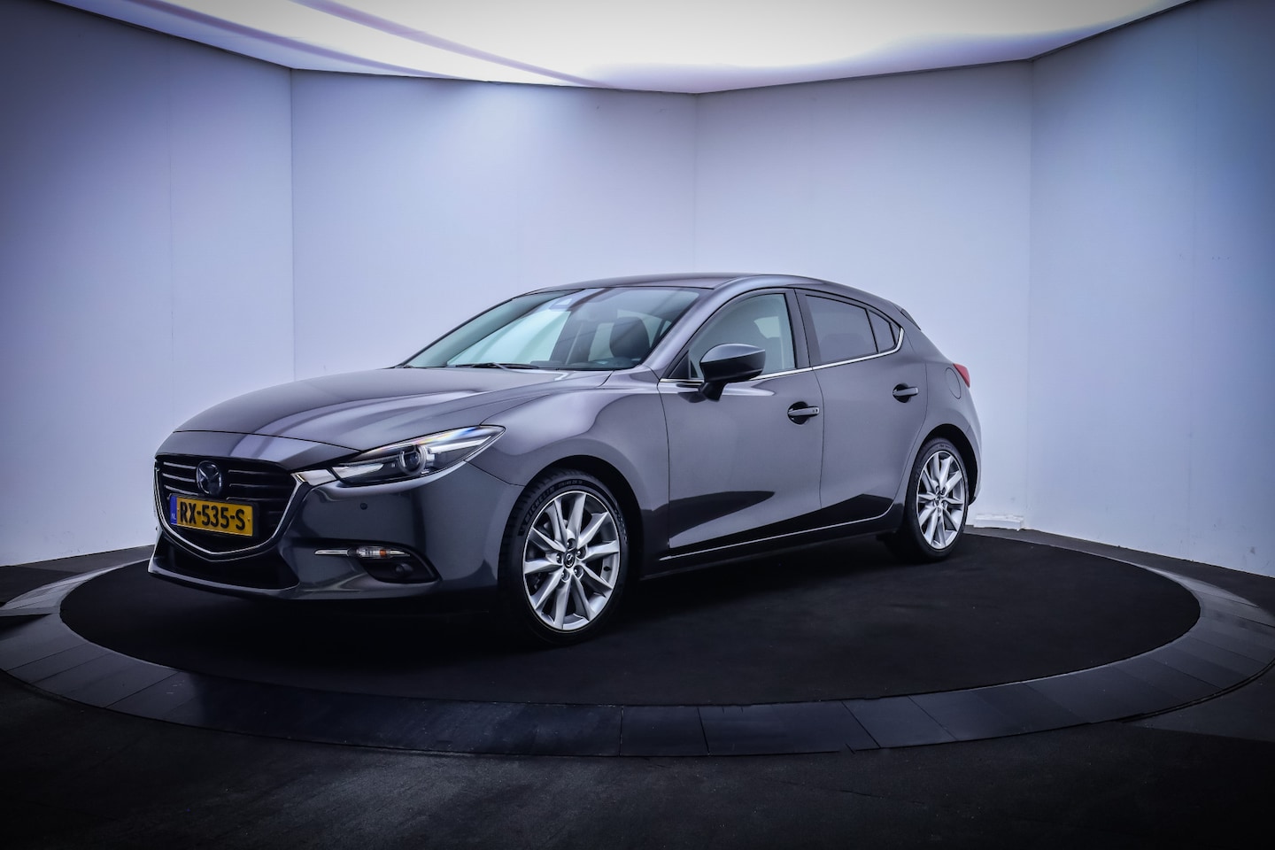 Mazda 3 - 2.0 Aut. GT-M SkyActiv FULL LED/CAMERA/CARPLAY/BOSE/LEDER/STUUR+STOELVERW./NAVI/HEAD UP/CL - AutoWereld.nl