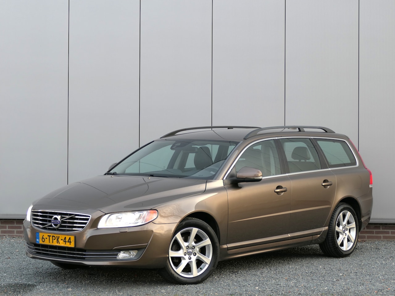 Volvo V70 - T4 Nordic+ Leer / Trekhaak / Standkachel / Navi - AutoWereld.nl