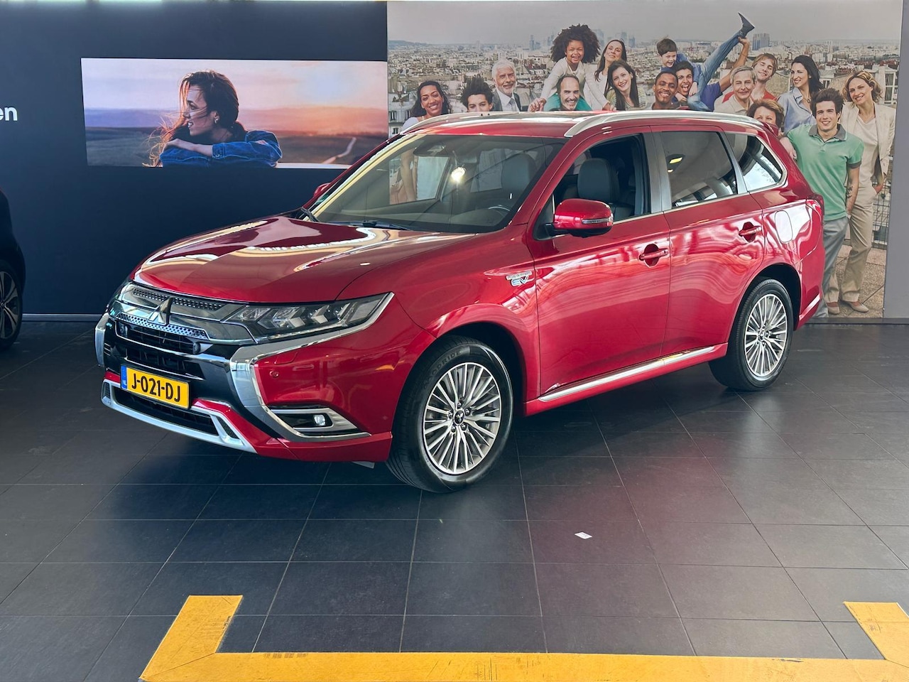 Mitsubishi Outlander - 2.4 PHEV Instyle AUTOMAAT | ELEKTRISCH SCHUIF/KANTELDAK | LEDEREN BEKELDING | COMPLETE AUT - AutoWereld.nl