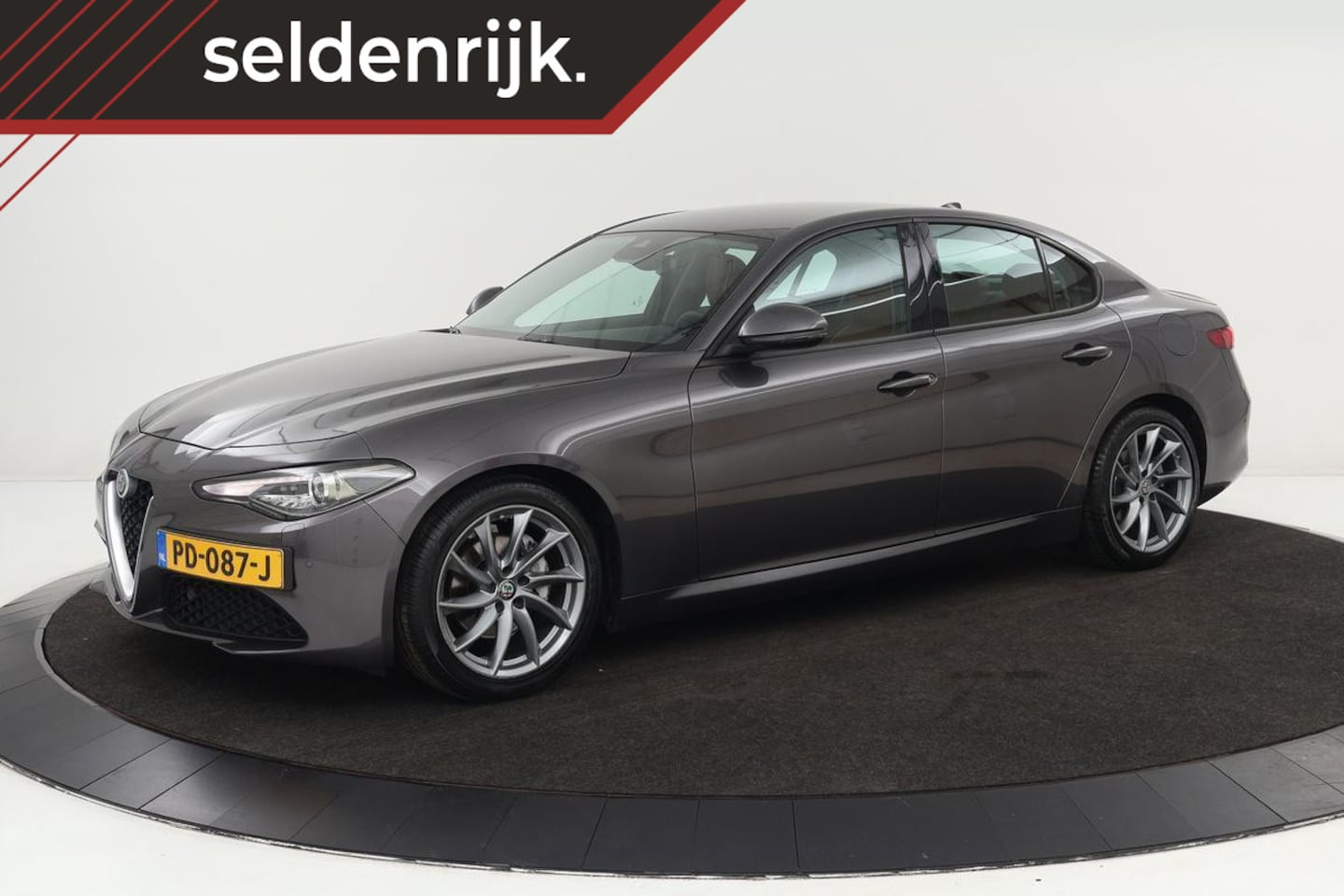 Alfa Romeo Giulia - 2.0T Super | Stoel & stuurverwarming | Leder | Camera | Trekhaak | Xenon | Keyless | Memor - AutoWereld.nl