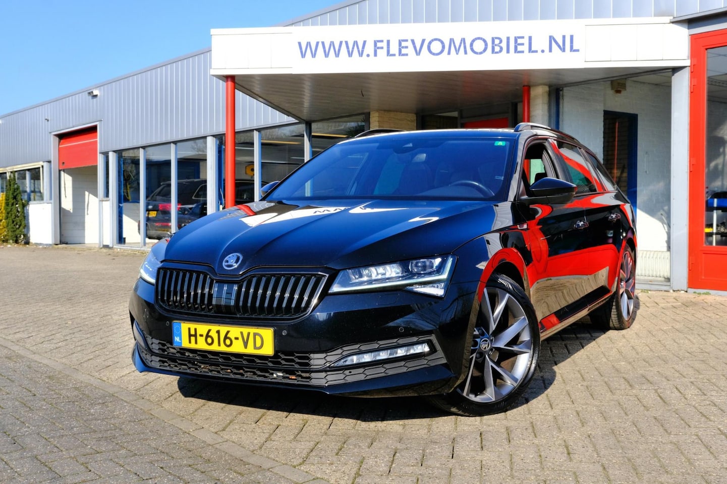 Skoda Superb Combi - 1.5 TSI ACT Sportline Business Aut. Pano|Leder-Alcantara|Navi|Enz! - AutoWereld.nl