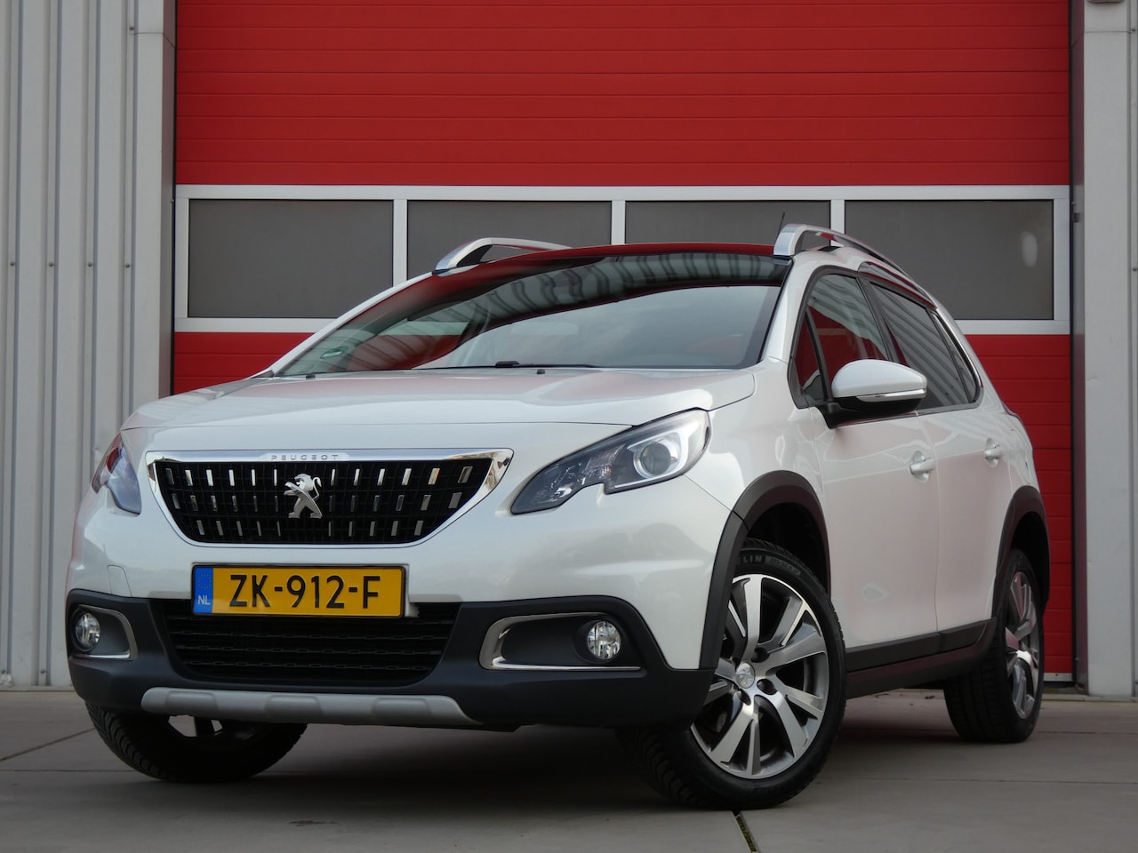 Peugeot 2008 - 1.2 PureTech Blue Lease Allure/ lage km/ zeer mooi! - AutoWereld.nl