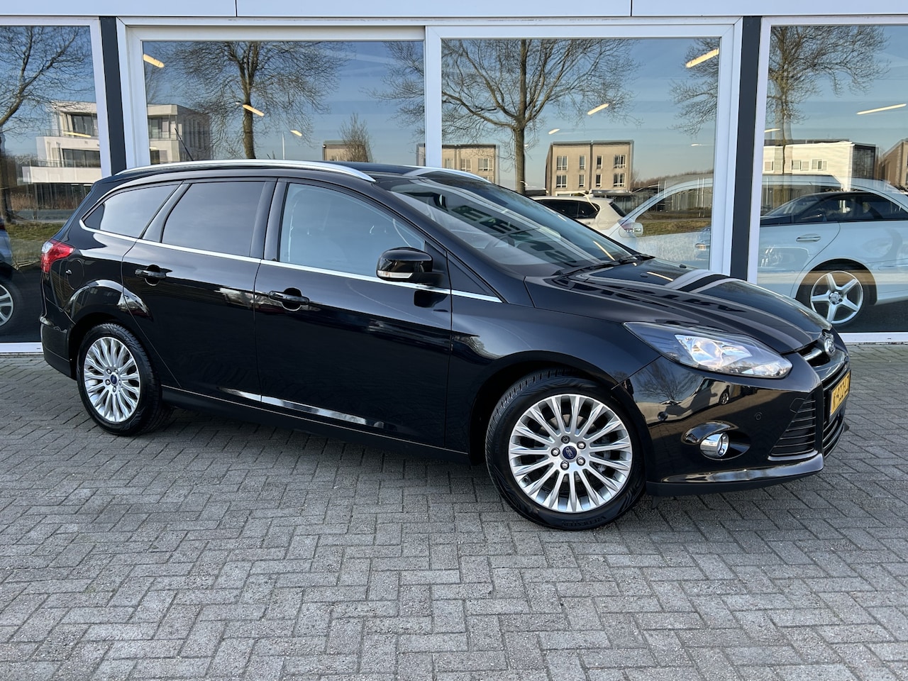 Ford Focus Wagon - 1.0 EcoBoost Titanium 50% deal 3.225,- ACTIE Clima / Voorruit verwarming / Stoel verwarmin - AutoWereld.nl