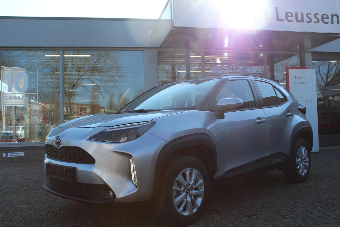 Toyota Yaris Cross - 1.5 Hybrid 115 EL-ACHTERKLEP STOEL-STUUR & VOORRUIT VERW. HEAD-UP KEYLESS - AutoWereld.nl