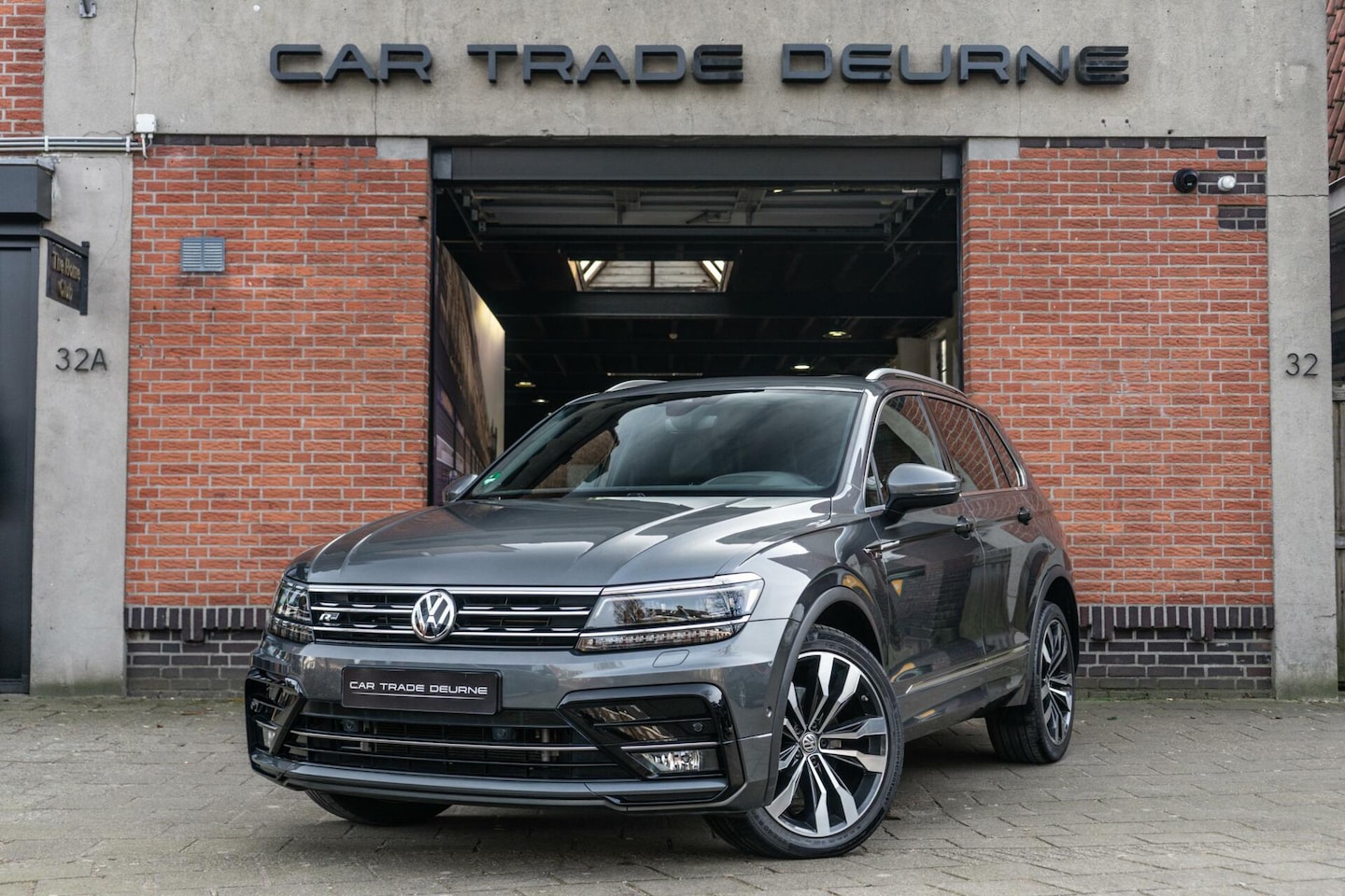 Volkswagen Tiguan - 2.0 TSI 4Motion R-Line Pano / Camera / Leer - AutoWereld.nl