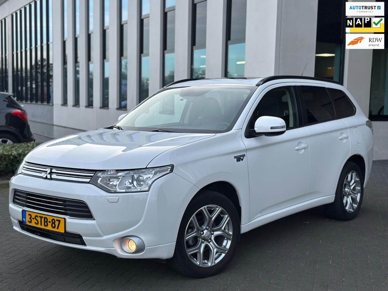 Mitsubishi Outlander - 2.0 PHEV instyle 2.0 PHEV Instyle+, leder, schuifdak, eerste eigenaar, Nederlandse auto met nationale auto - AutoWereld.nl