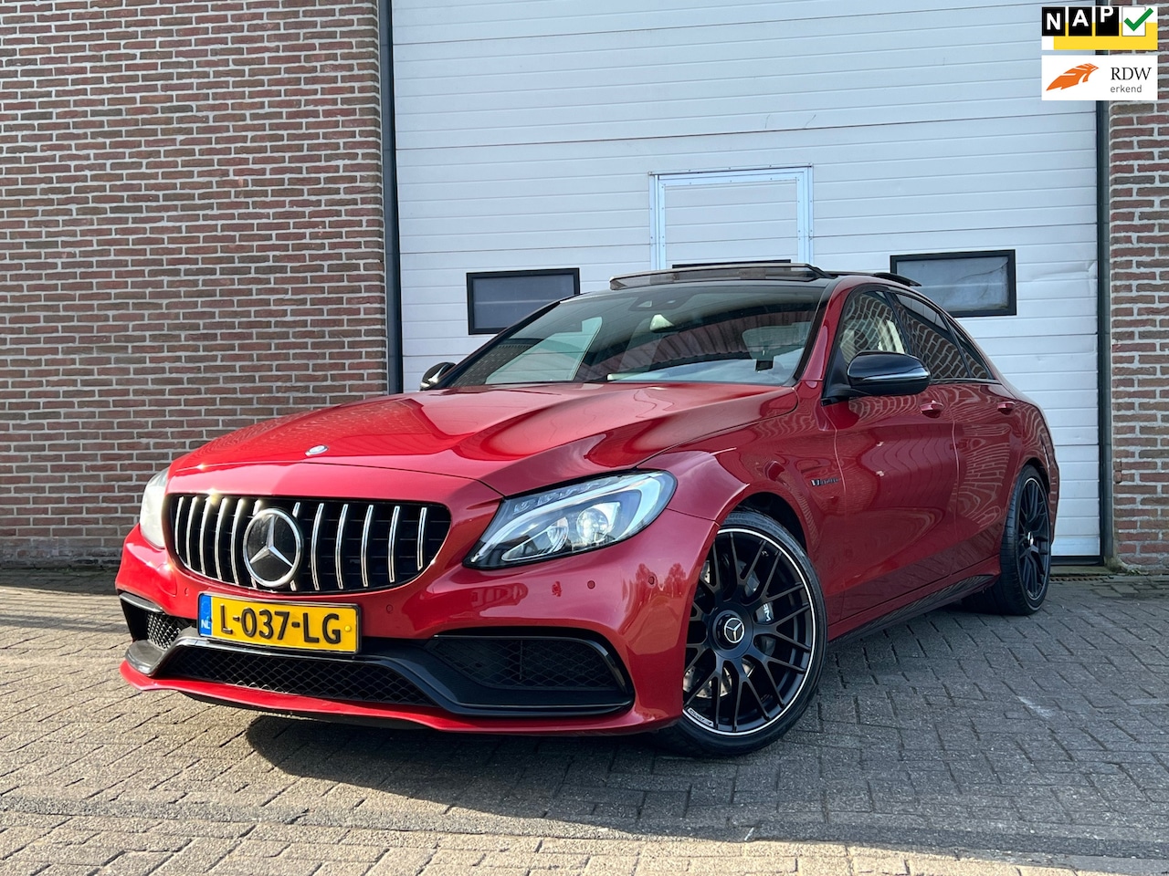 Mercedes-Benz C-klasse - AMG 63 / Pano / Schaalstoelen / Dealer ondr / Burmester / Keyless / Sfeer verl / Carbon / - AutoWereld.nl