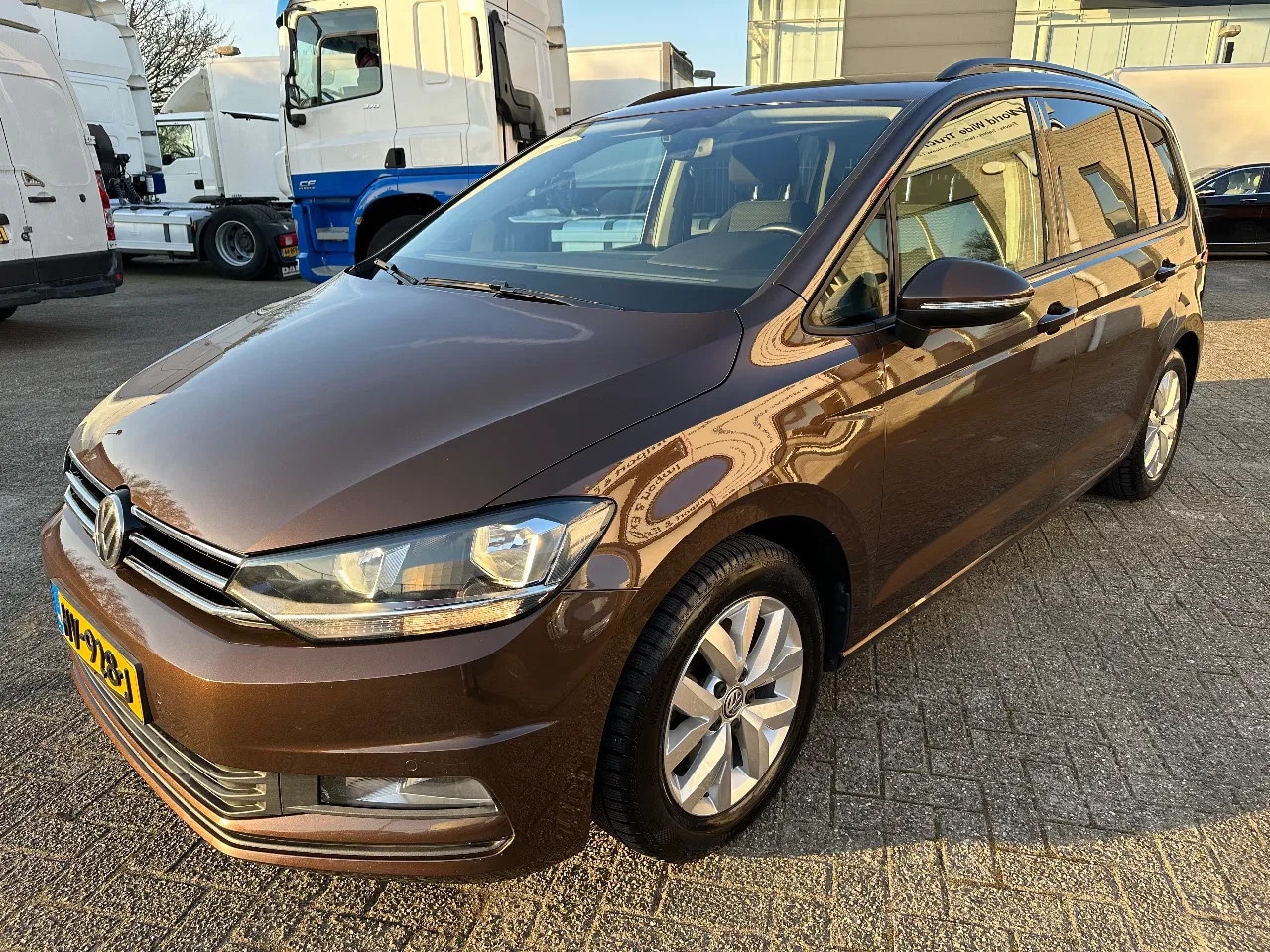 Volkswagen Touran - 1.2 TSI COMFORTLINE + APK / TUV + 4 WINTER TYRES WITH RIMS + NAVI + MARGE - AutoWereld.nl