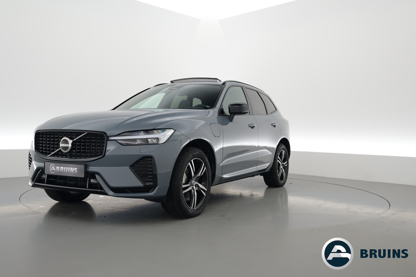 Volvo XC60 - 2.0 T6 Plug-in hybrid AWD R-Design | Long Range | Pano | ACC | H&K | Trekhaak | Stuur- 4x - AutoWereld.nl