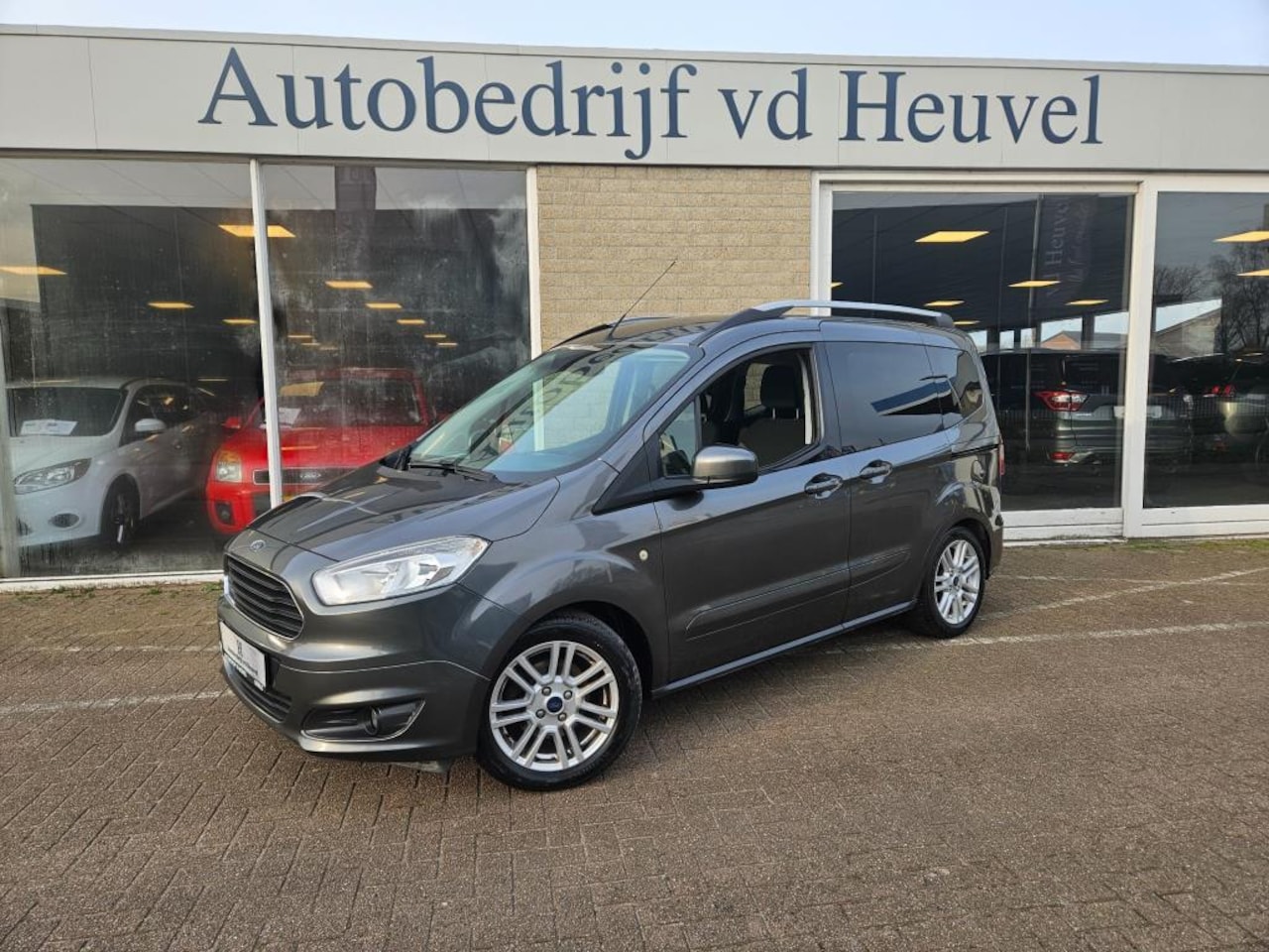 Ford Tourneo Courier - 1.0 Titanium*Nieuwe Distributie* Rijklaar - AutoWereld.nl