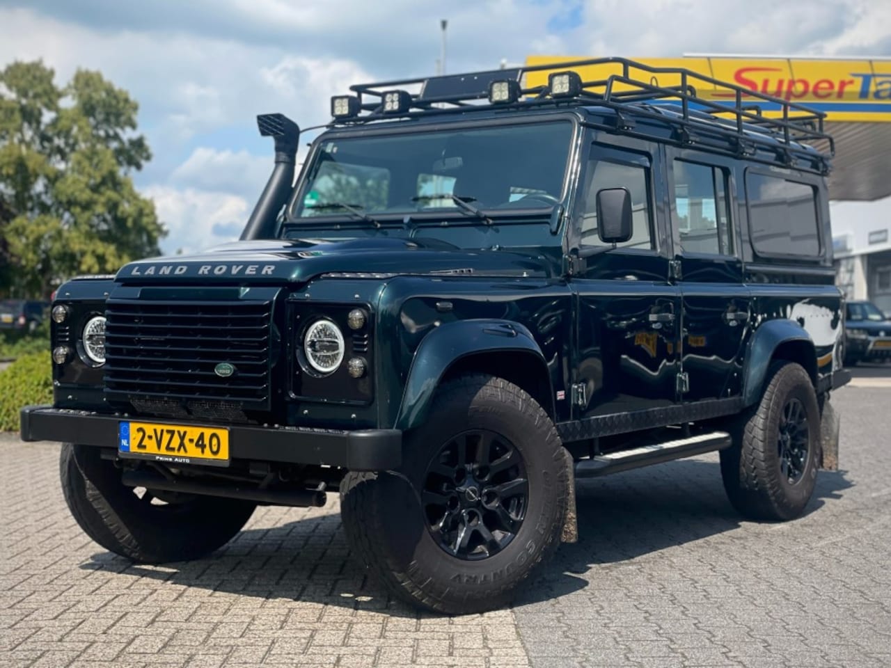 Land Rover Defender 110 - 110 X-TECH AIRCO ROOFREK MET ONDERHOUDSHISTORIE - AutoWereld.nl