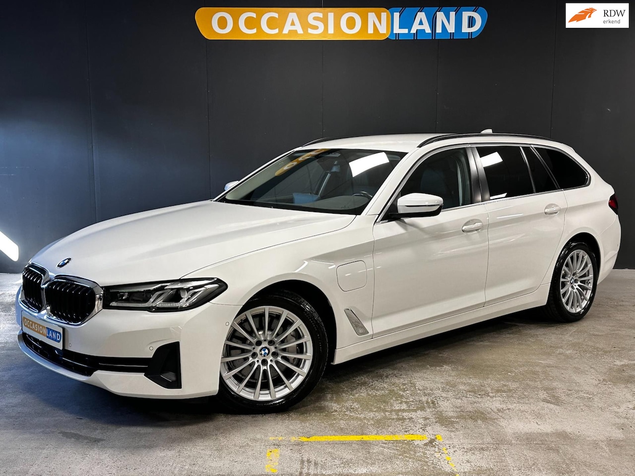 BMW 5-serie Touring - 530e iPerformance High Executive AUT|ACC|MEMORY+MASSAGE+VERW - AutoWereld.nl