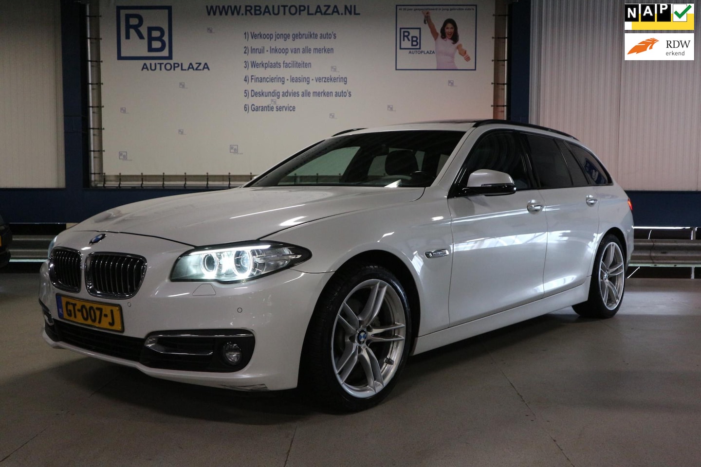 BMW 5-serie Touring - 518d Luxury Edition / DIGI Dash / Sport Leer / PANO ! ! ! - AutoWereld.nl