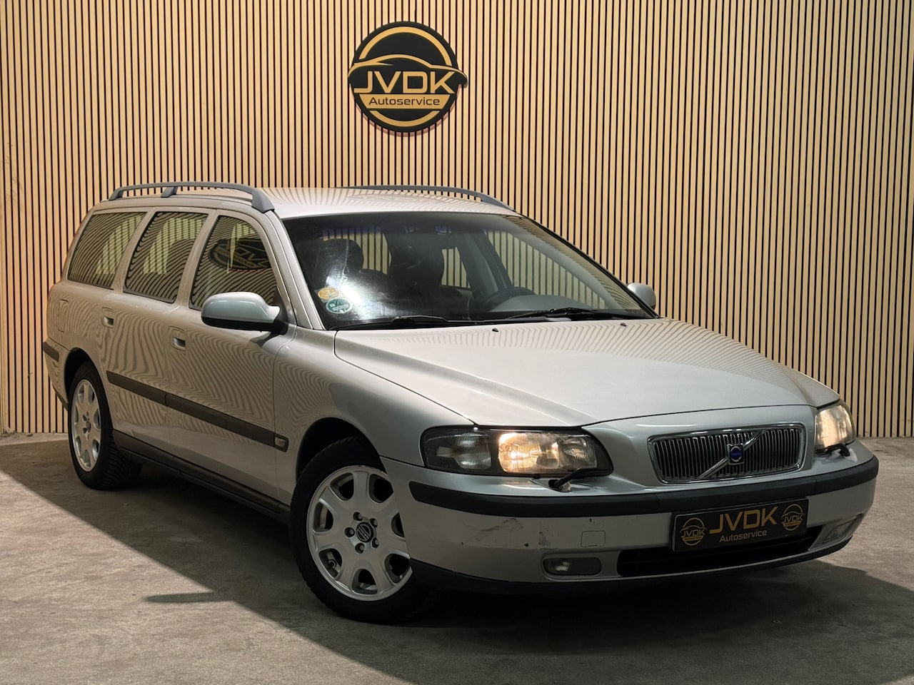 Volvo V70 - 2.4 Comfort Line LEDER / TREKHAAK / CAMERA / NIEUWE APK / - AutoWereld.nl