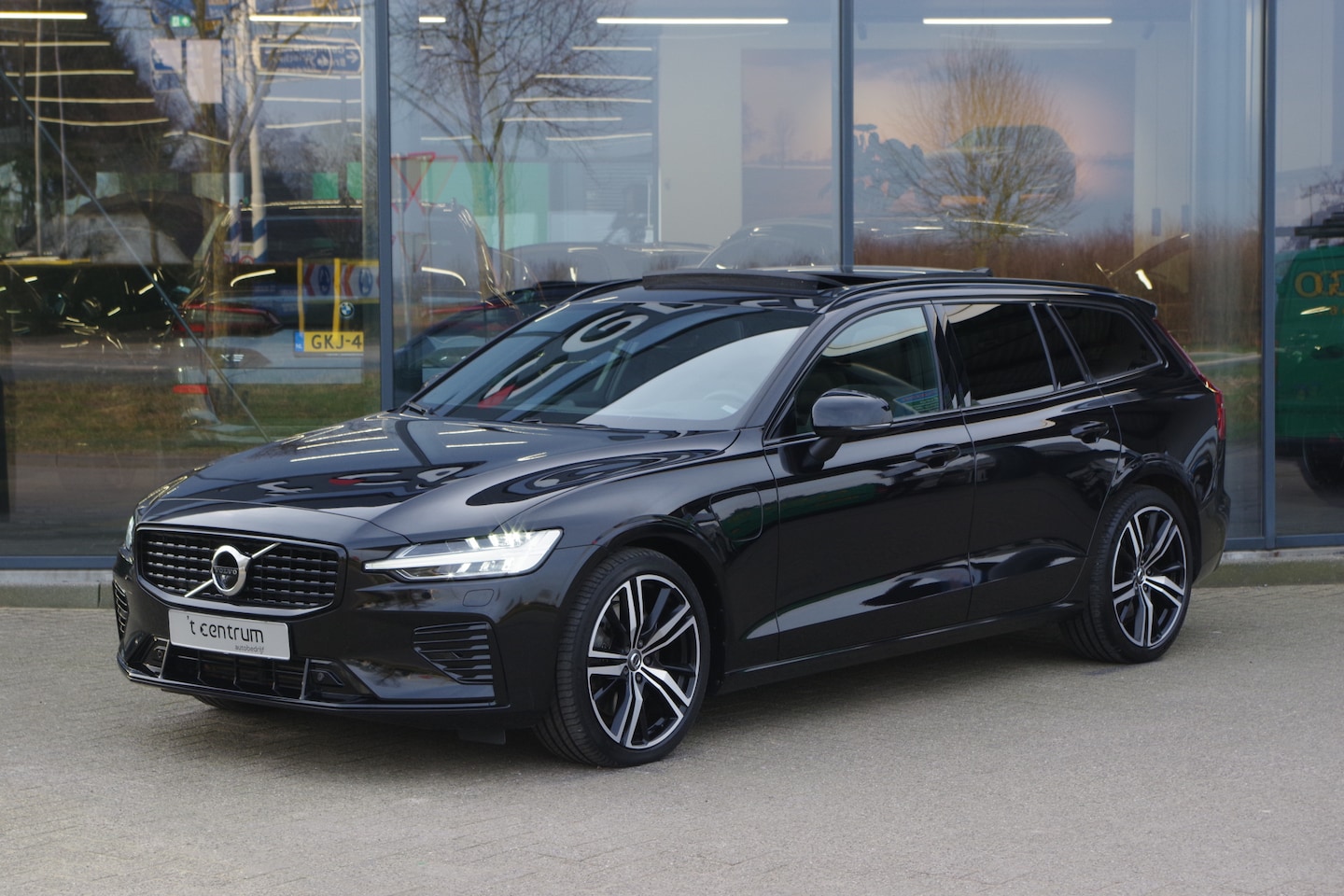 Volvo V60 - 2.0 T6 Recharge 340 PK AWD R-Design PHEV, Panoramadak, Bowers & Wilkinson Sound, 360 Camer - AutoWereld.nl