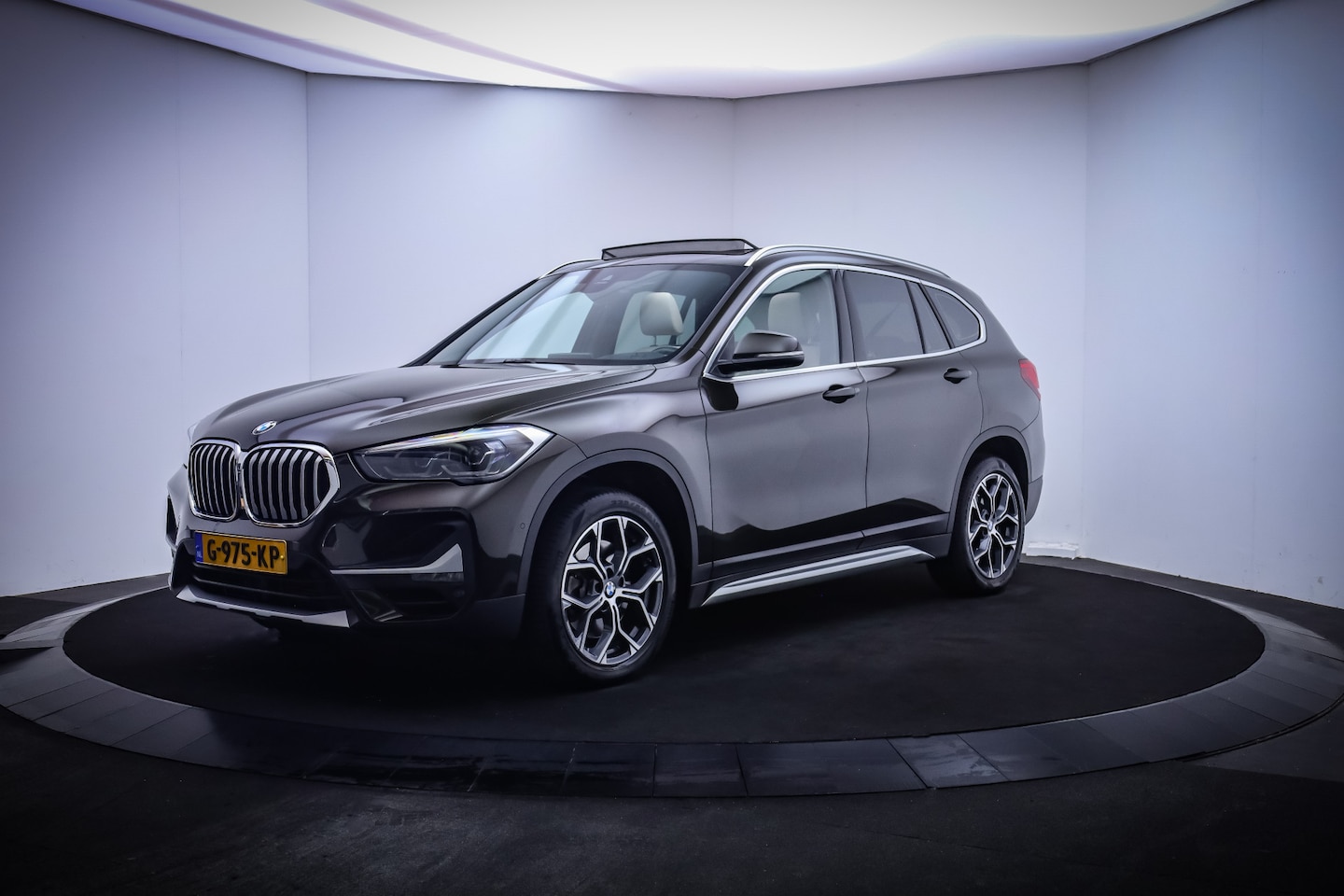 BMW X1 - 20iA Nw Mod.LUXURY Edition PANO/CAMERA/HEAD UP/LEDER/STOELVERW./AFN TREKHAAK/DAB/LMV 18'' - AutoWereld.nl