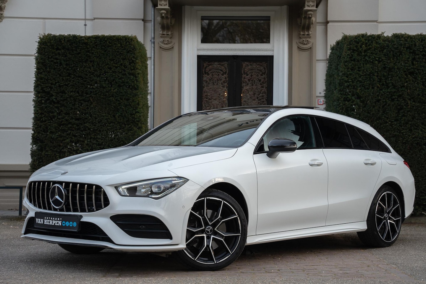 Mercedes-Benz CLA-klasse Shooting Brake - 250 e AMG TTREKHAAK | PANO | AMBIENT | CAMERA | CARPLAY - AutoWereld.nl