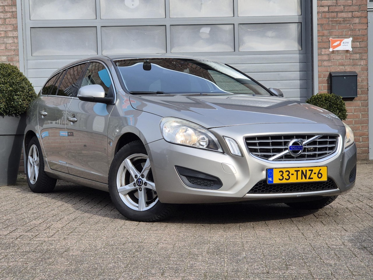 Volvo V60 - 1.6 T4 Momentum AUTOMAAT. Trekhaak - AutoWereld.nl