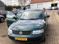 Volkswagen Passat - In staat zoals gezien-zonder APK - r. zijkant schade