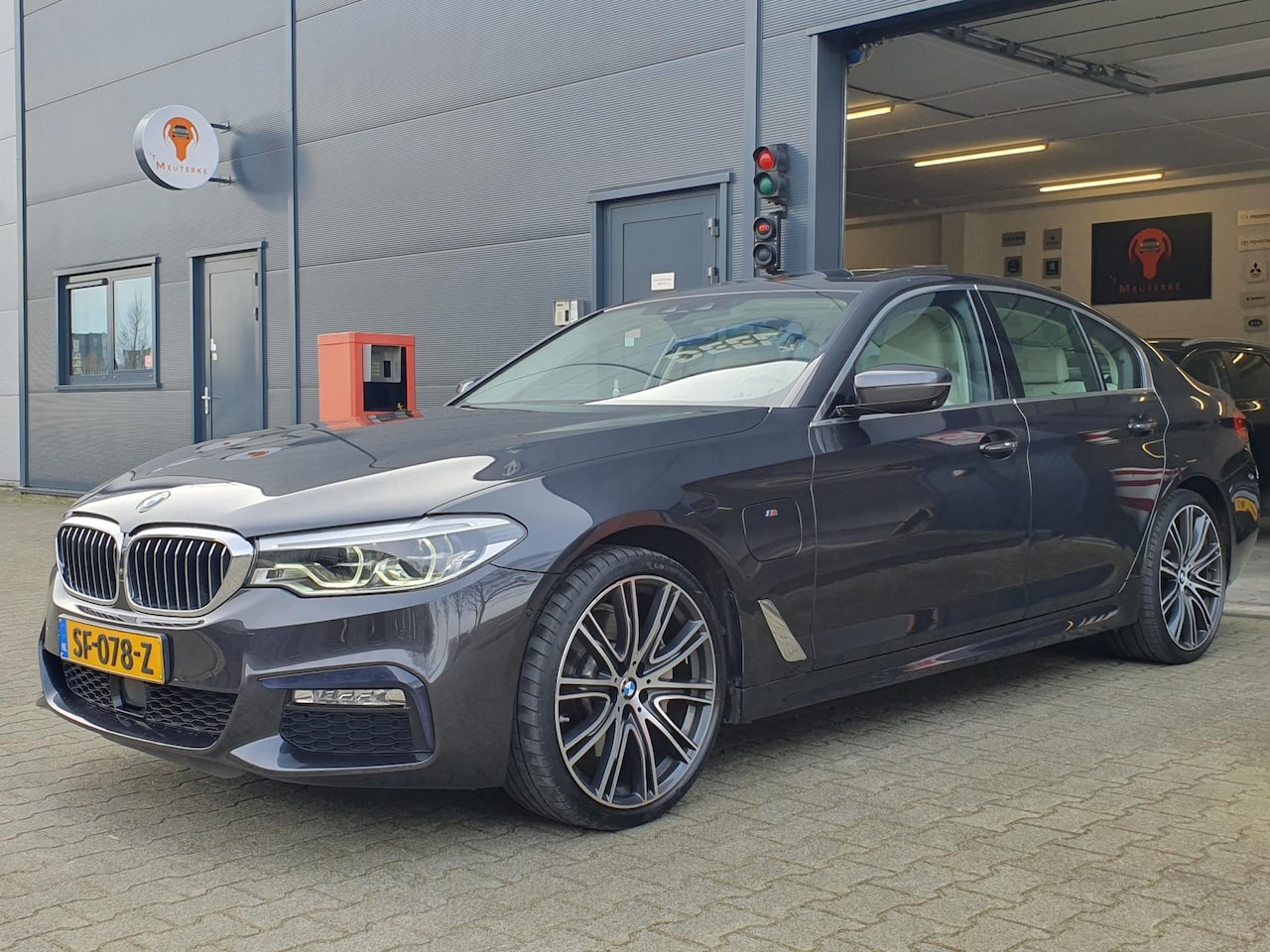 BMW 5-serie - 530e iPerformance High Executive / M-SPORT / SCHUIF-KANTELDAK / STUURVERW. / WIRELESS CHAR - AutoWereld.nl