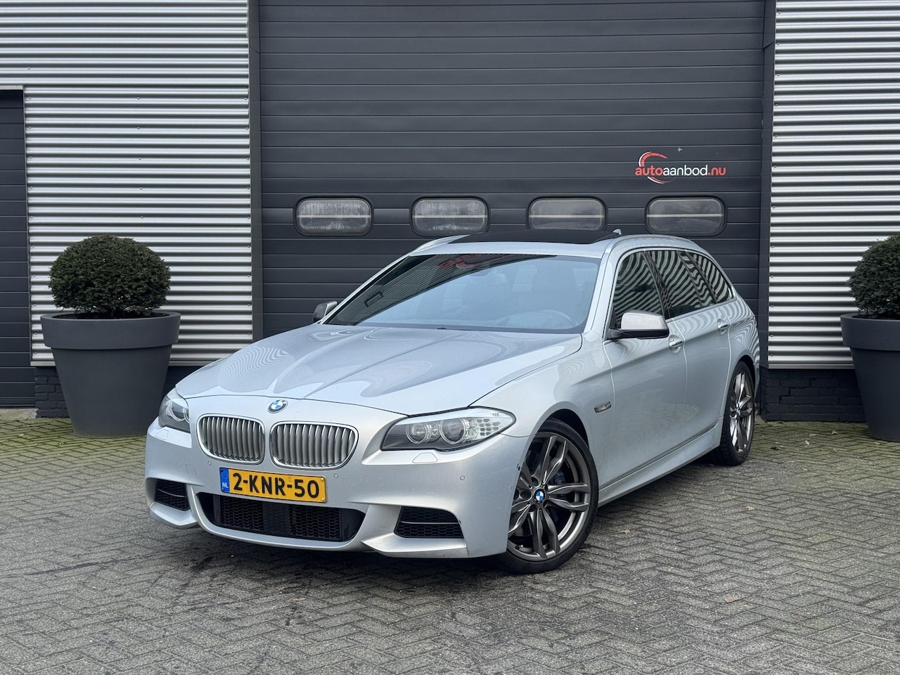 BMW 5-serie Touring - M550xd | Panoramadak | TV Schermen | Lane Assist | Heap-Up Display | Elektrische Trekhaak - AutoWereld.nl