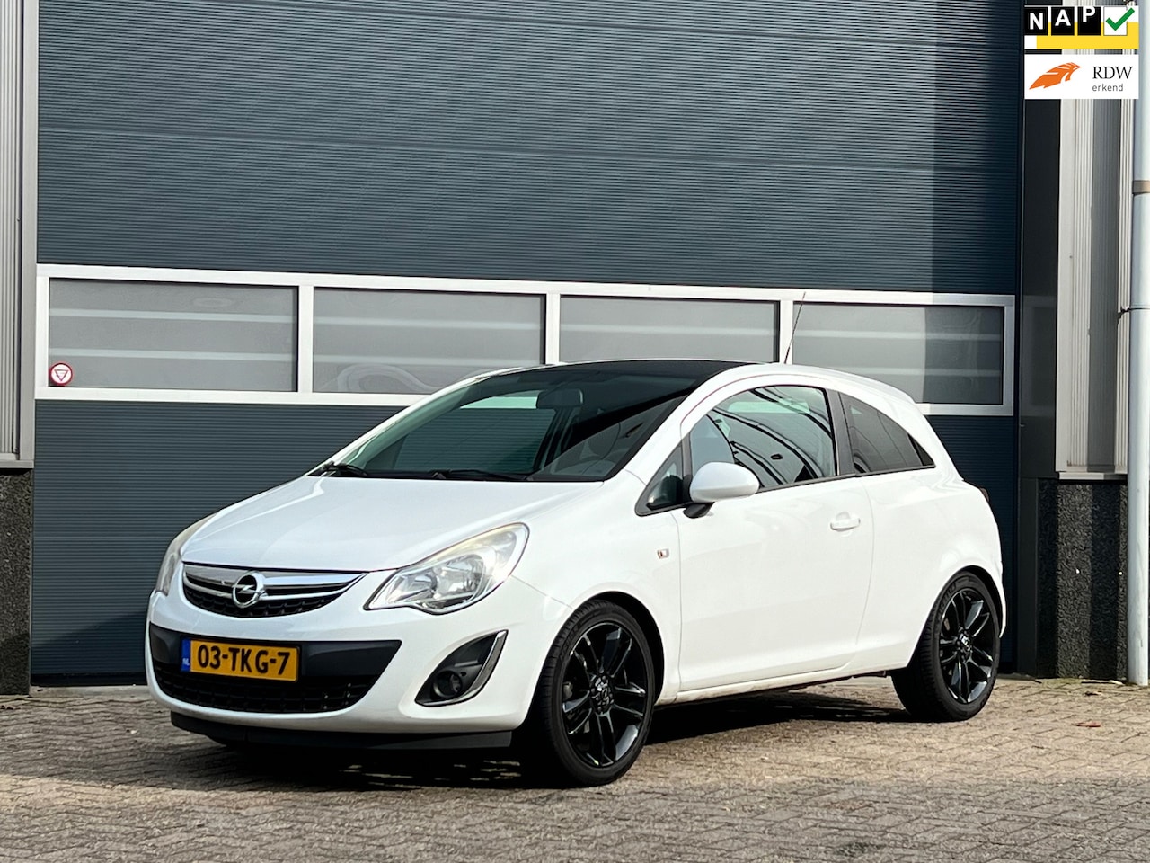 Opel Corsa - 1.4-16V Color Edition bj.2012 Navi|Airco|Lage km|Nap. - AutoWereld.nl