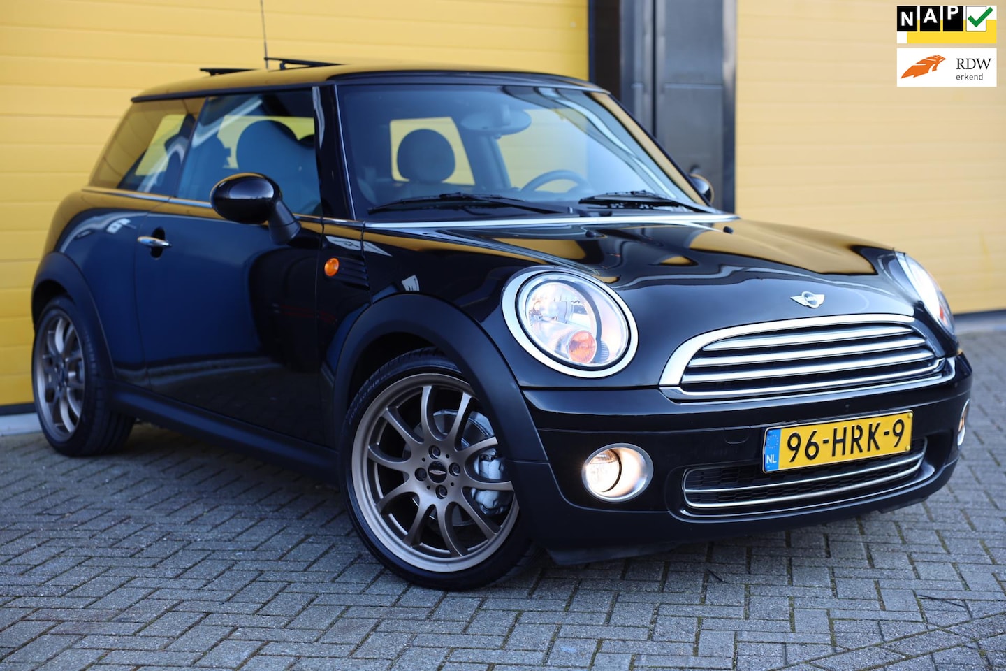 MINI Cooper - Mini 1.6 Salt / Elek Pakket / NAP / Stoelverwarming / Open Panoramadak / Pdc / Allu Velgen - AutoWereld.nl