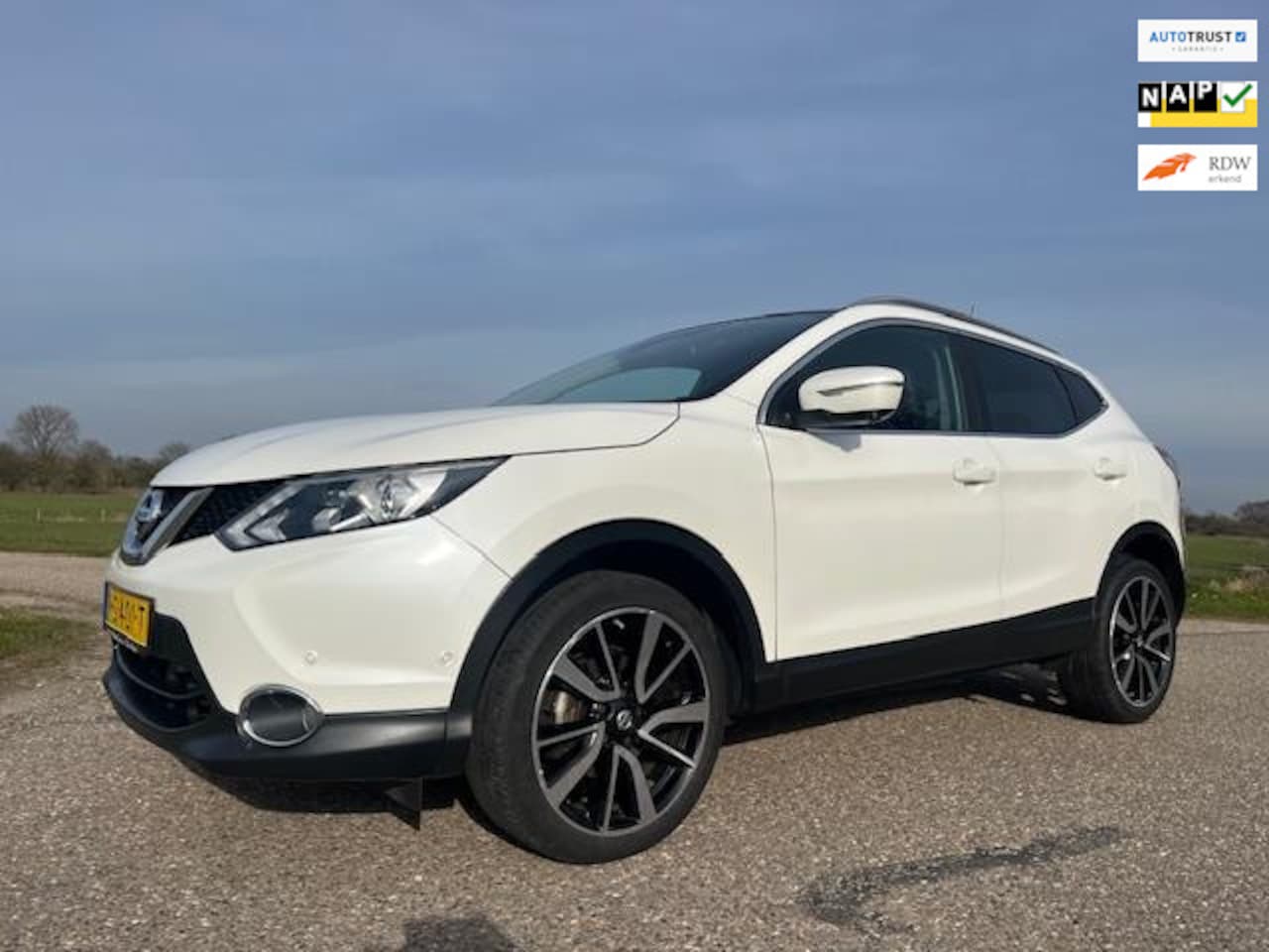 Nissan Qashqai - 1.2 Premier Edition cilma 134352 km bj 2014 panorama dak leer - AutoWereld.nl