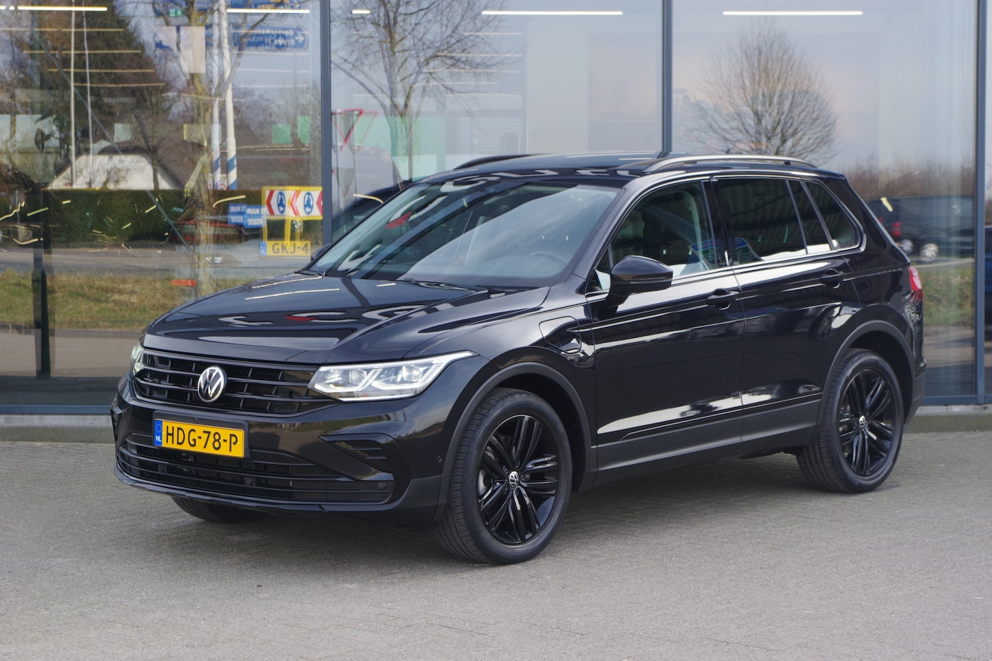 Volkswagen Tiguan - 1.4 TSI eHybrid 245 PK Business+ PHEV, Panoramadak, Leder, 360 Camera, Keyless, Sfeerverli - AutoWereld.nl