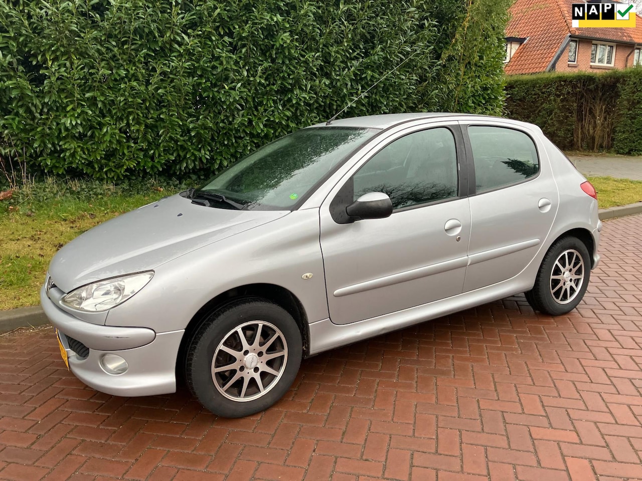 Peugeot 206 - 1.4 Forever 5 deurs mooie auto airco rijd goed bj 2007 - AutoWereld.nl