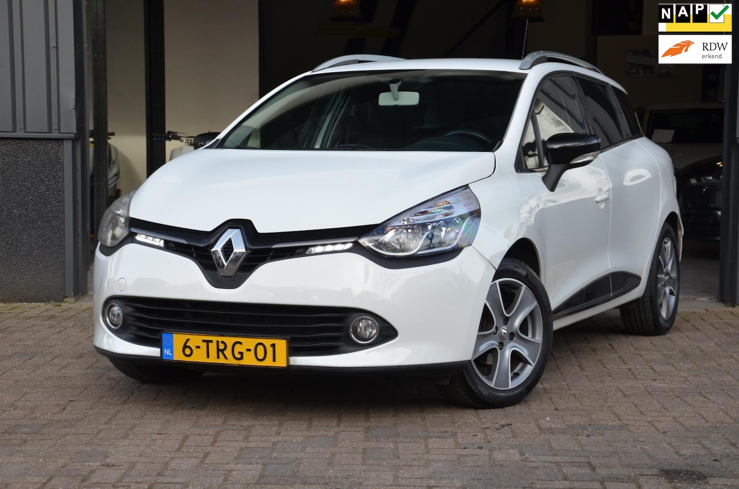 Renault Clio Estate - 0.9 TCe Night&Day NL-auto|Cruise|Navigatie - AutoWereld.nl